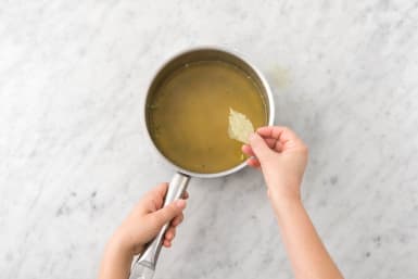 Bereid de bouillon samen met het laurierblad in een soeppan met deksel