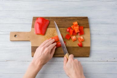 Snijd de paprika in blokjes
