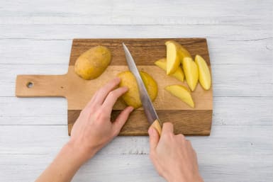 Snijd de aardappelen in stukken van 1 - 2 cm.