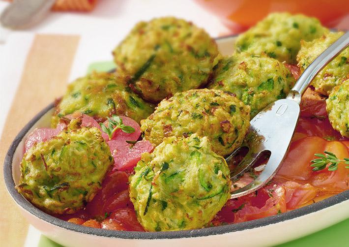 Zucchinibällchen auf Tomatensoße Rezept | HelloFresh