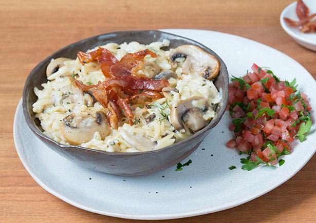 Cremige Rosmarin-Champignon Orzo Pfanne Rezept | HelloFresh
