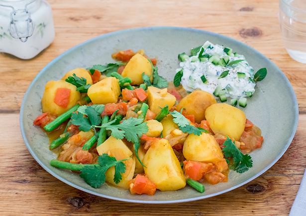 Indischer Kartoffel-Bohneneintopf Rezept | HelloFresh