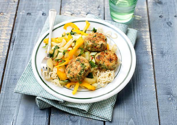 Thaise Viskoekjes Met Noedels Paksoi En Paprika Recept Hellofresh