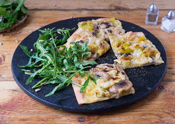 Champignon-Porree-Flammkuchen Rezept | HelloFresh