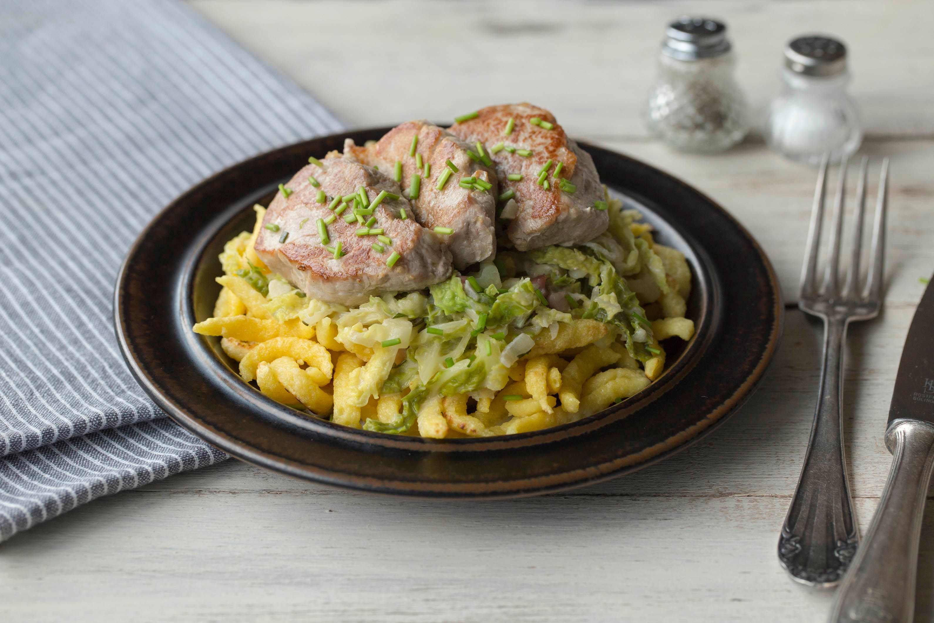 Schweinefilet mit Crème-fraîche-Wirsing-Soße Rezept | HelloFresh