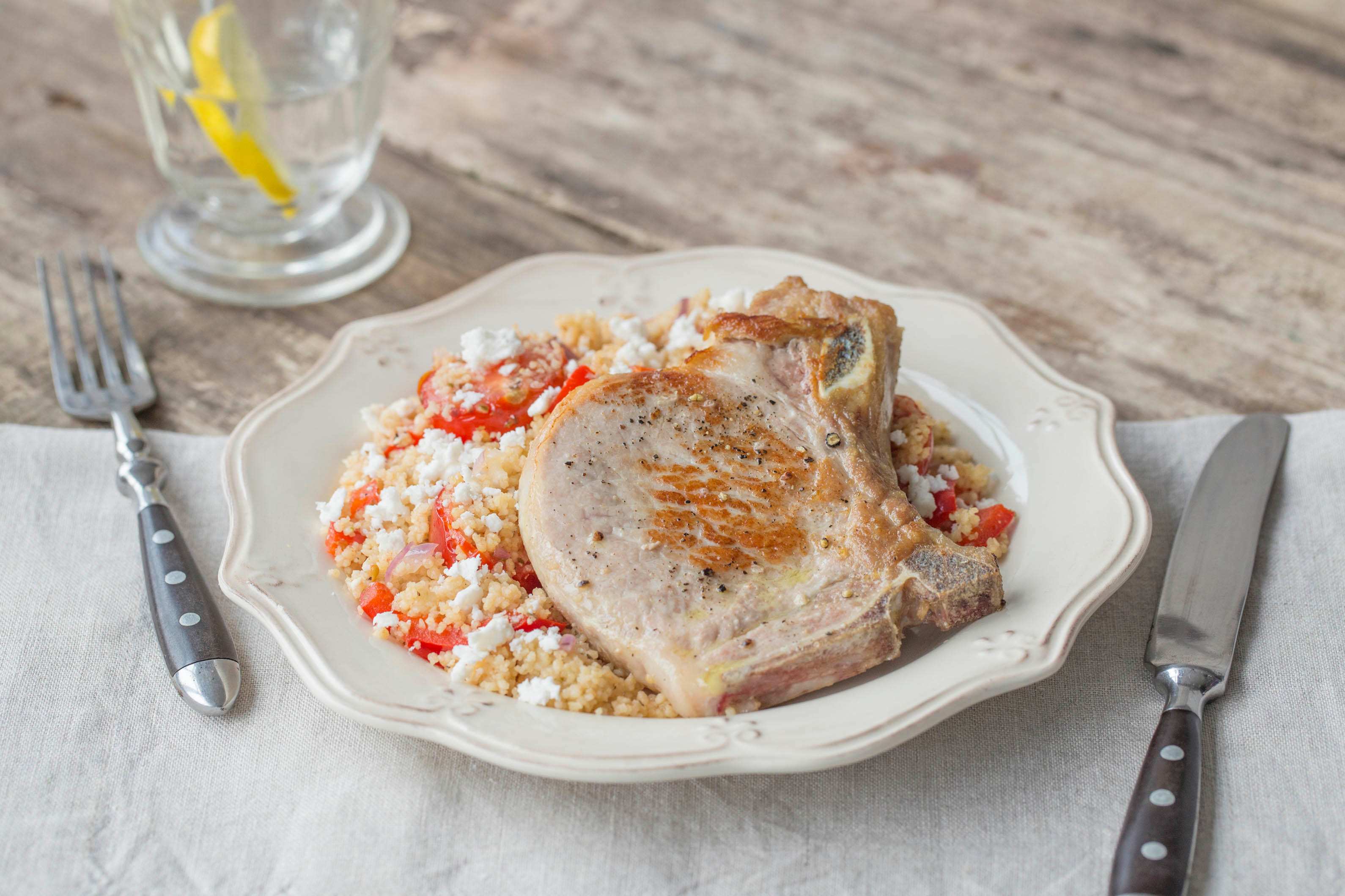 Varkenskotelet met volkoren couscous, groenten en geitenkaas Recept