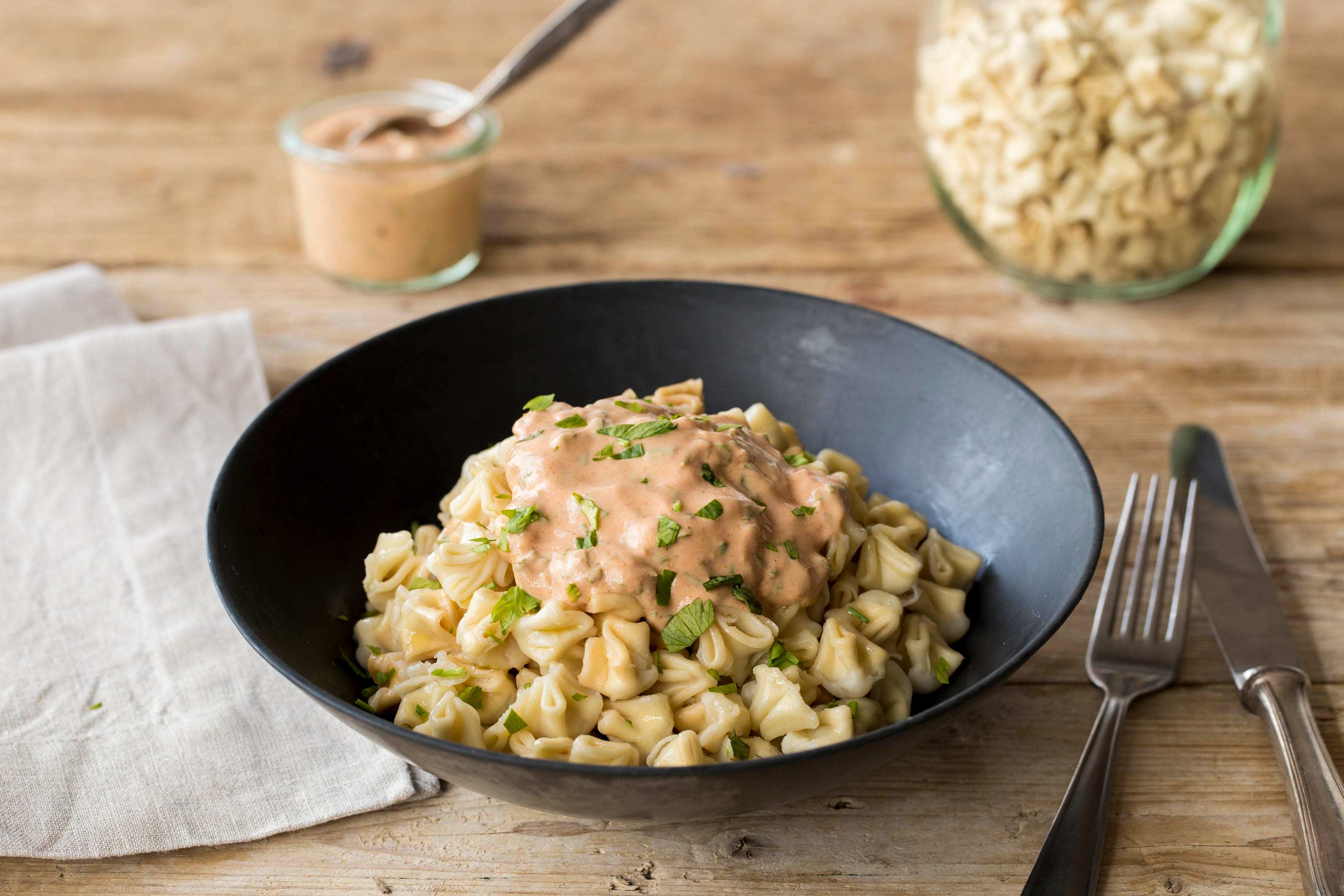 Mit Tomate und Basilikum gefüllte Manti Rezept | HelloFresh