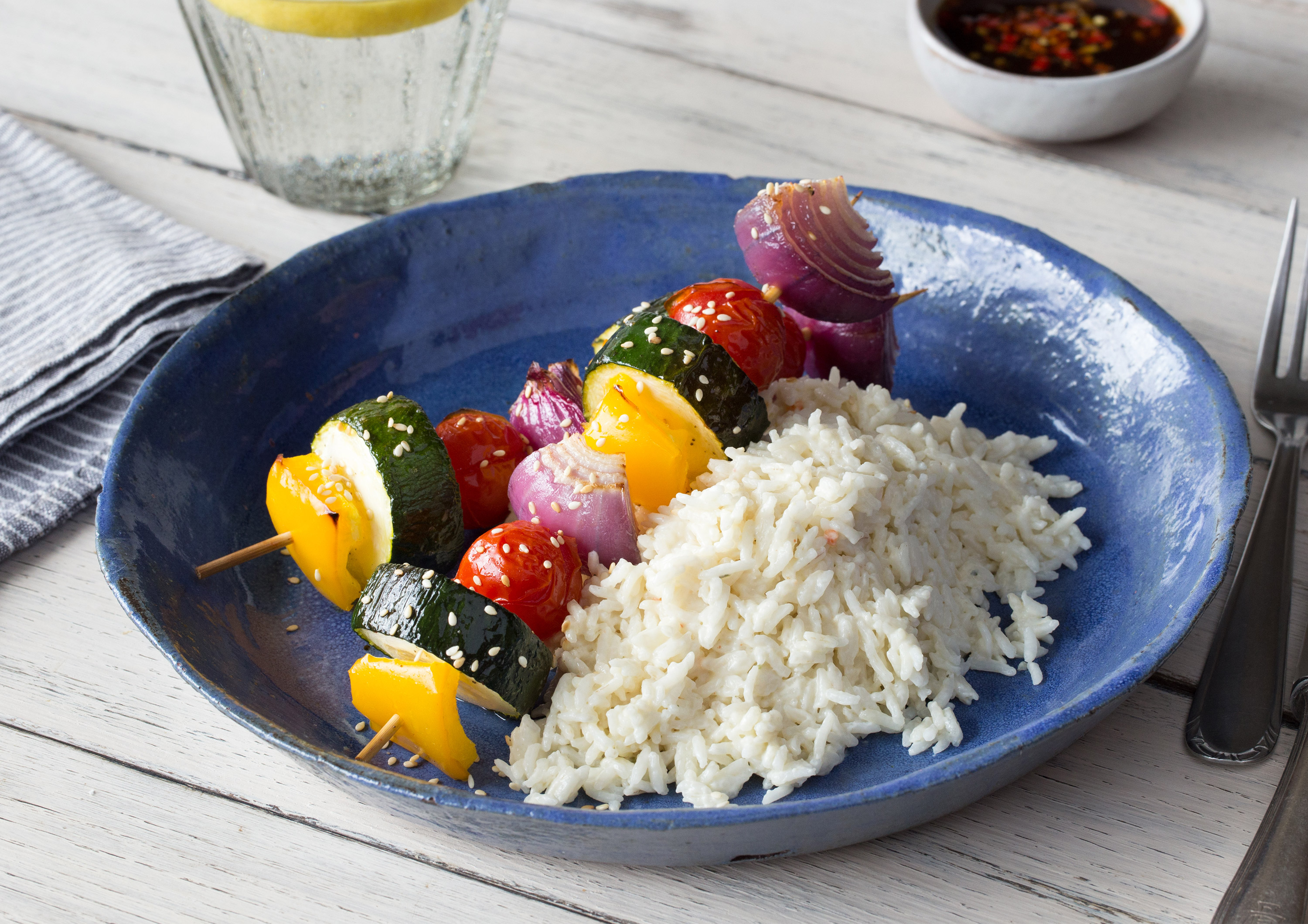 Asiatische Gemüsespieße mit cremigem Kokosmilch-Reis Rezept | HelloFresh