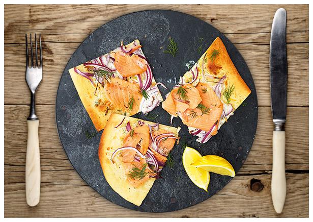 Knusprige Räucherlachs-Pizza Rezept | HelloFresh