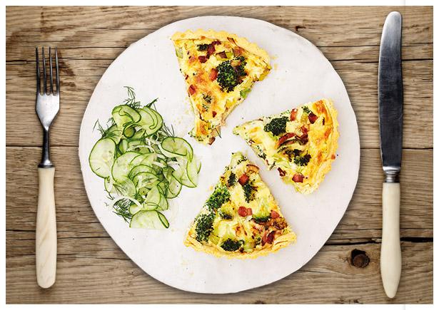 Sommerlicher Brokkoli-Porree-Speck-Quiche Rezept | HelloFresh