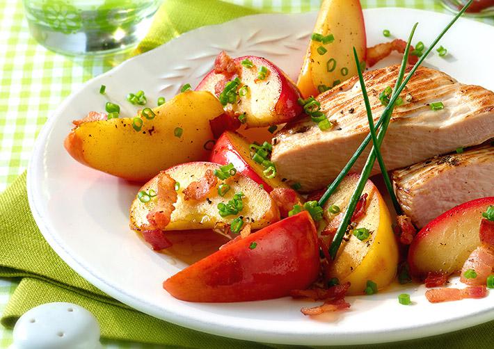 Schnitzel mit Speckäpfeln Rezept | HelloFresh