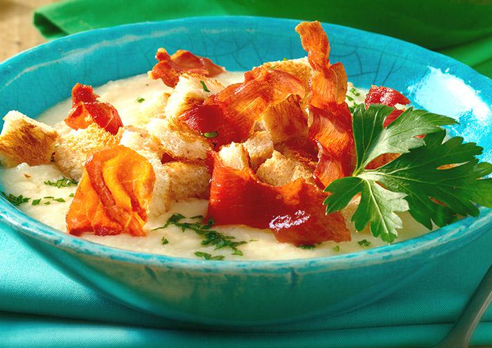 Blumenkohlsuppe mit Knusperbrot Rezept | HelloFresh