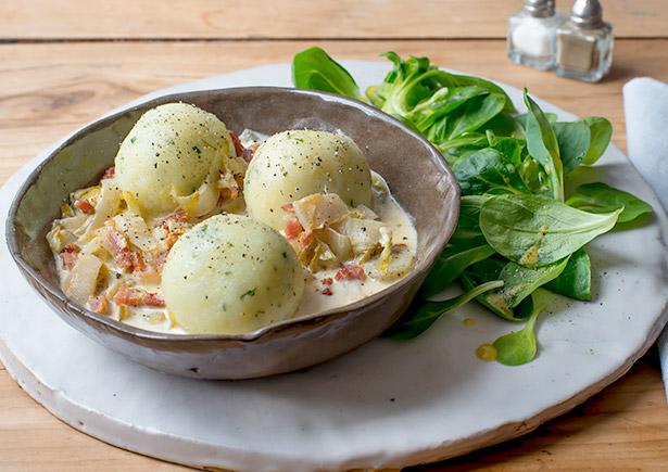 Herzhafte Kräuterknödel Rezept | HelloFresh