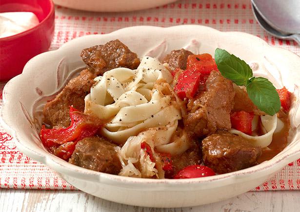 Gulasch mit Sauerkraut und Paprika Rezept | HelloFresh