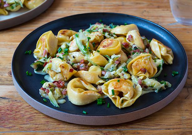 Tortellini mit Schinkenspeck-Sahnesoße Rezept | HelloFresh