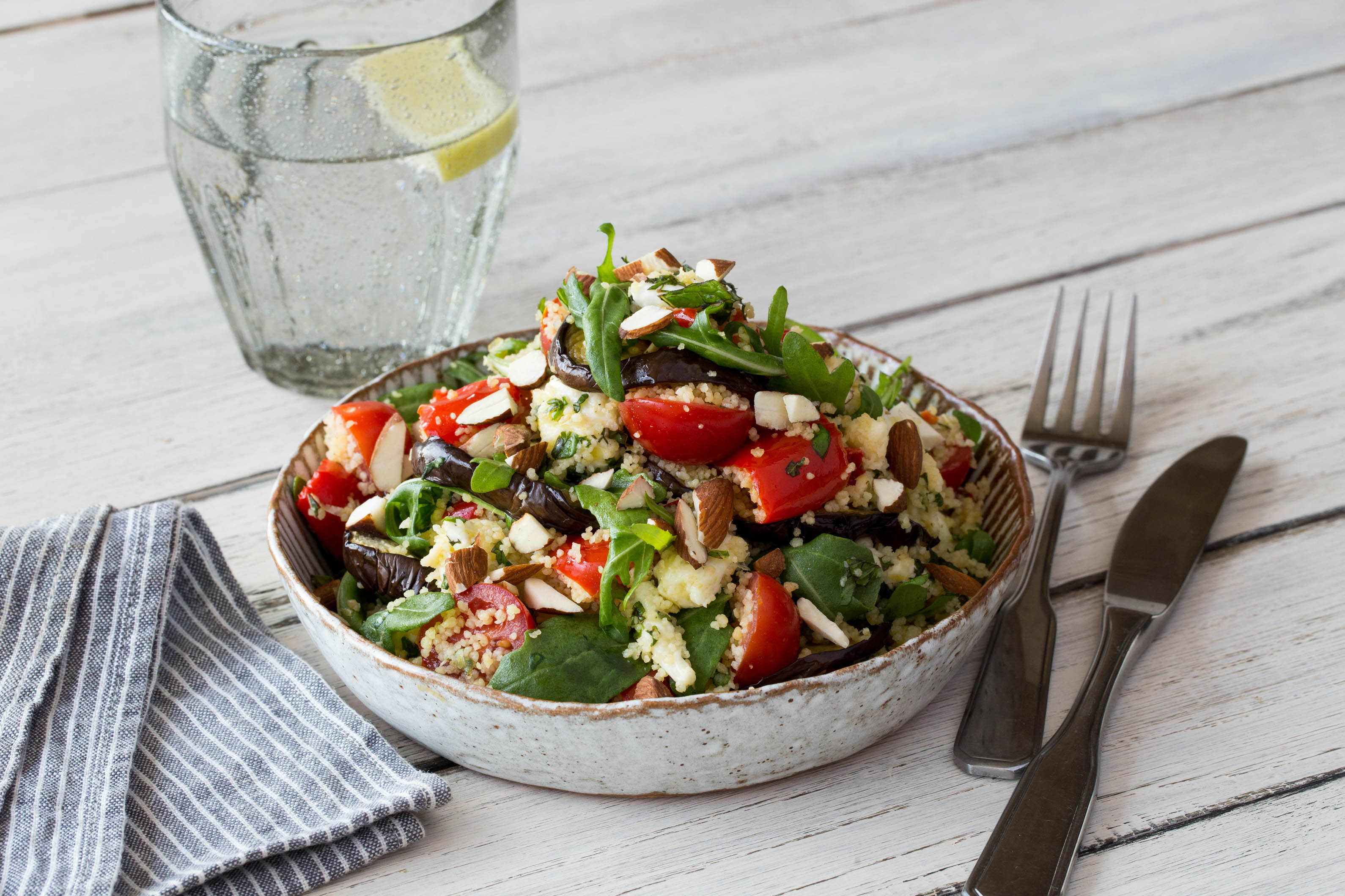Bunter Couscous-Salat mit gebackener Aubergine, Paprika Rezept | HelloFresh