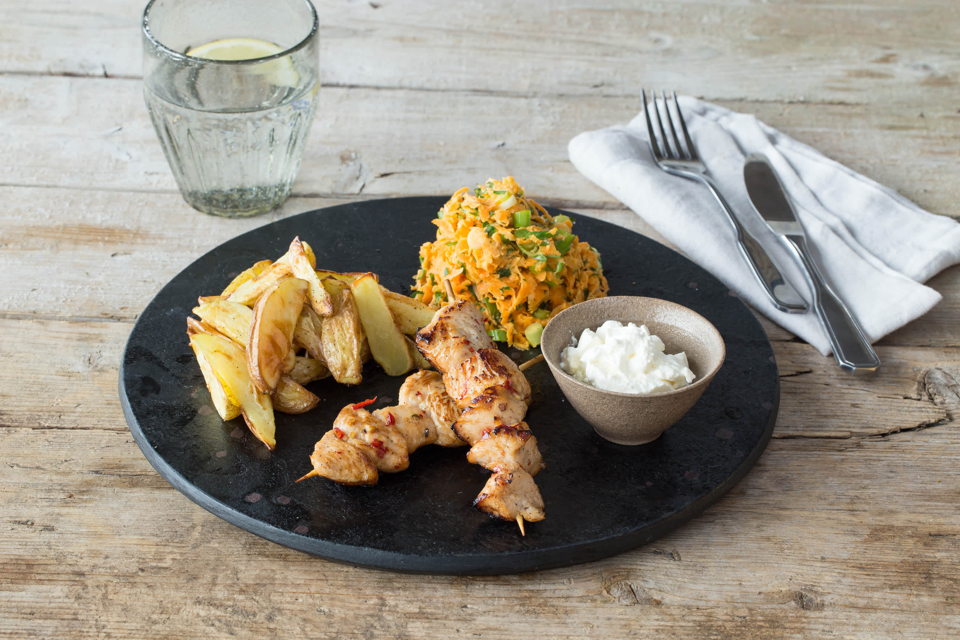 Würzig marinierte Putenbrustspieße mit knusprigen Kartoffelecken Rezept ... Würzig marinierte Putenbrustspieße mit knusprigen Kartoffelecken Rezept ...