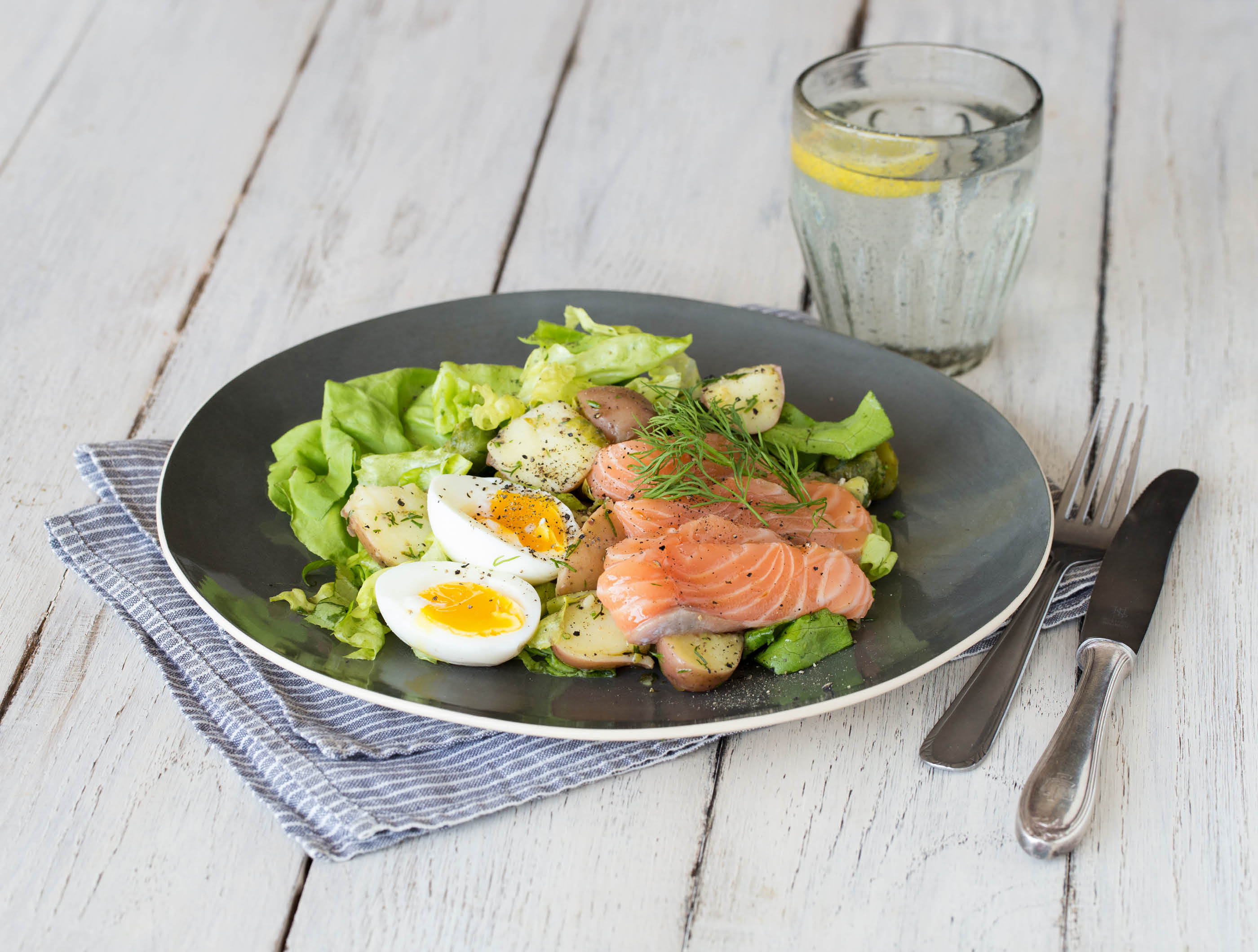 Salade Met Gerookte Zalm, Spruiten, Ei En Aardappelen Recept | HelloFresh