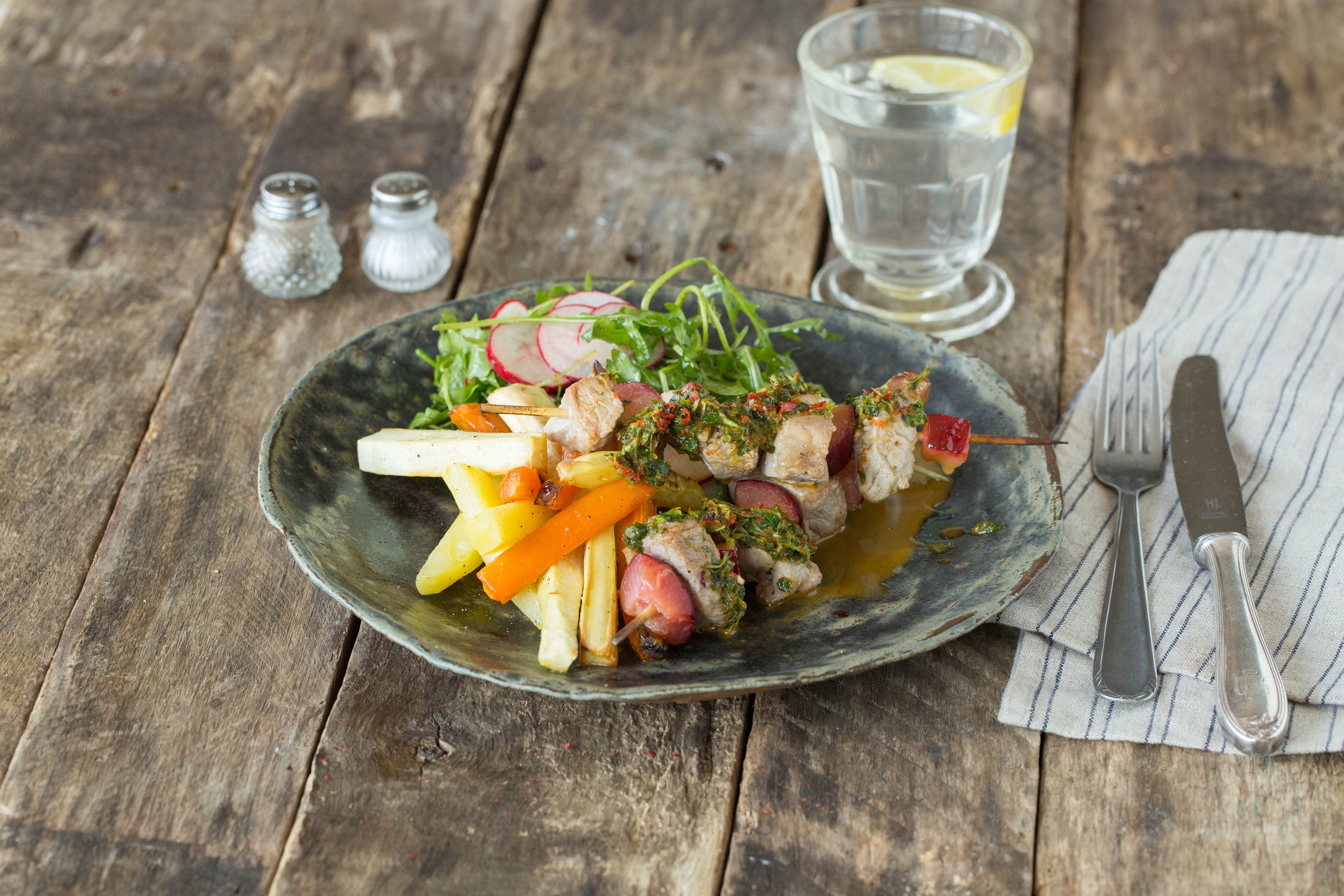 Marinierte Pflaumen-Schweinenacken-Spieße mit Gemüse-Pommes, Rezept ...