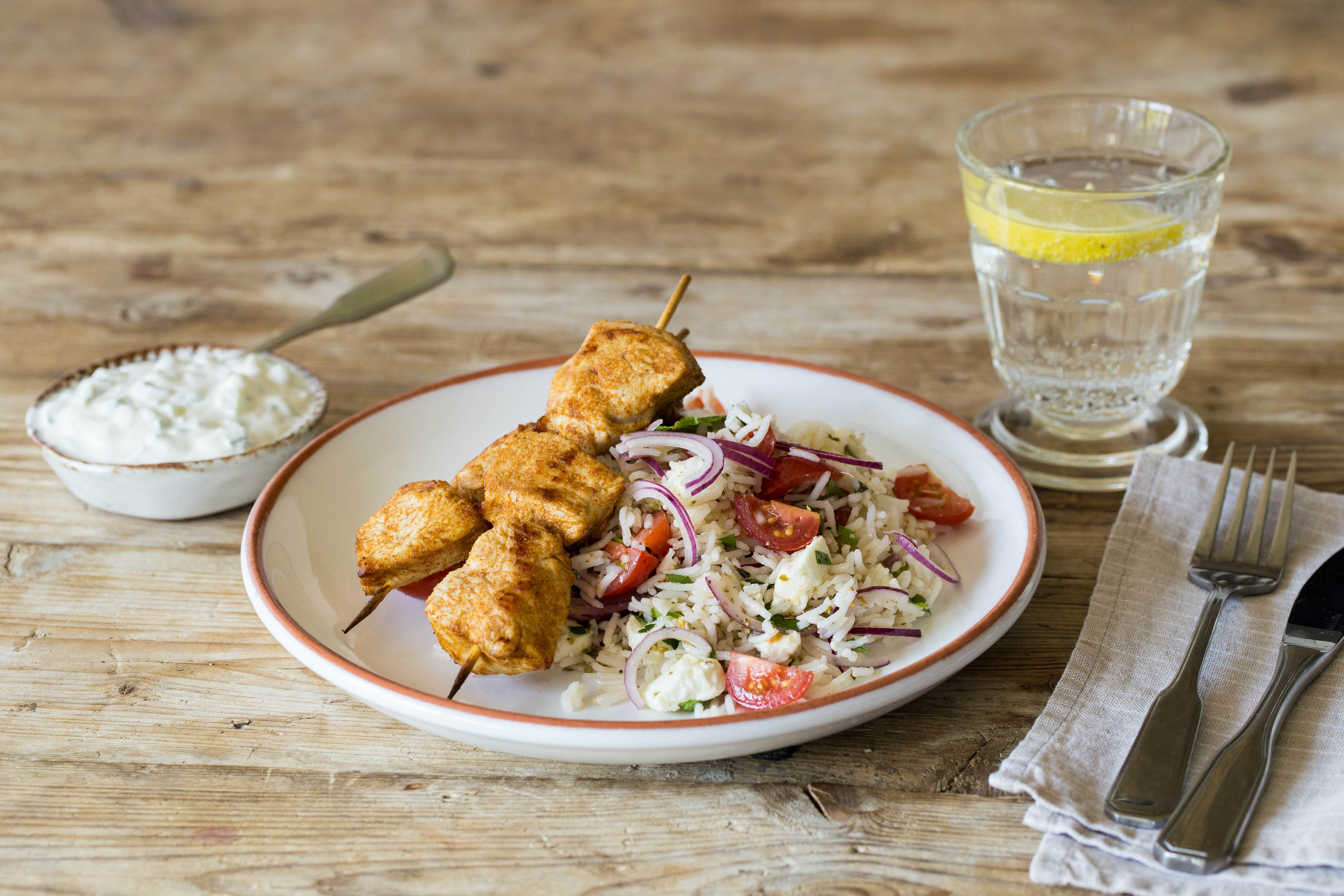 Griechische Ofen-Putenspieße Rezept | HelloFresh Griechische Ofen-Putenspieße Rezept | HelloFresh