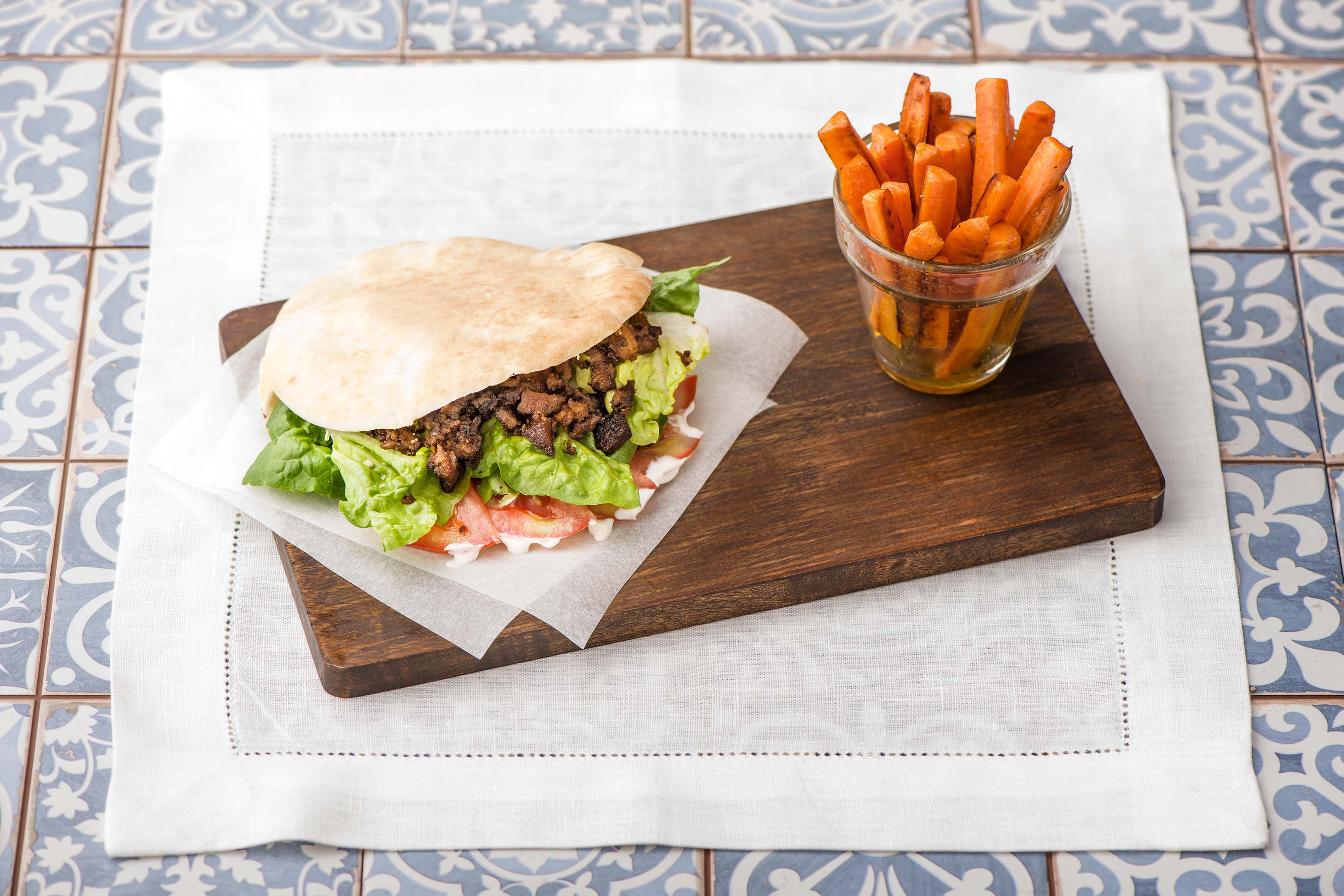 Vegetarischer Döner mit Knoblauch-Joghurtsoße in Pita-Taschen Rezept ...