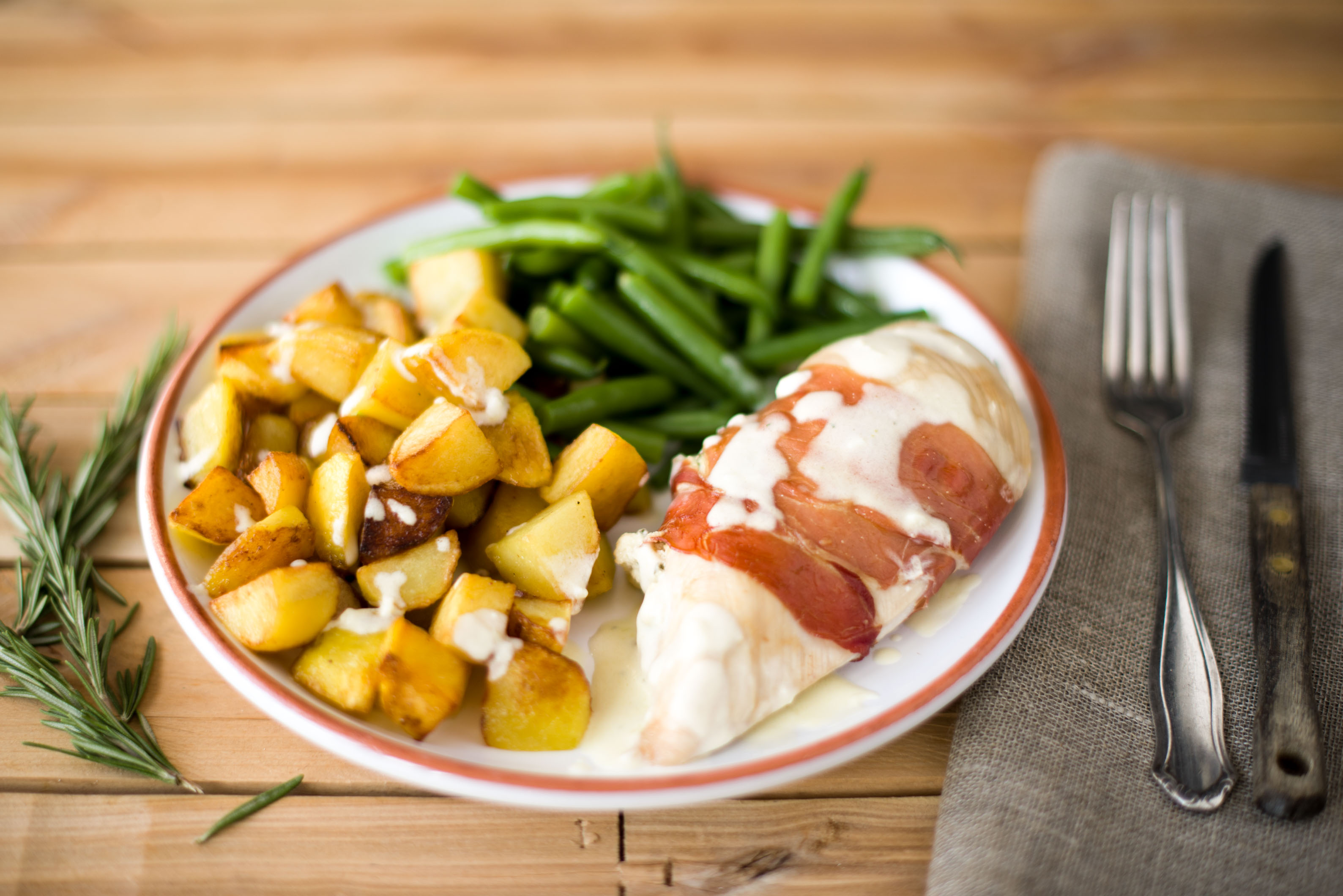 Gefüllte Hähnchenbrust im Prosciutto-Mantel Rezept | HelloFresh