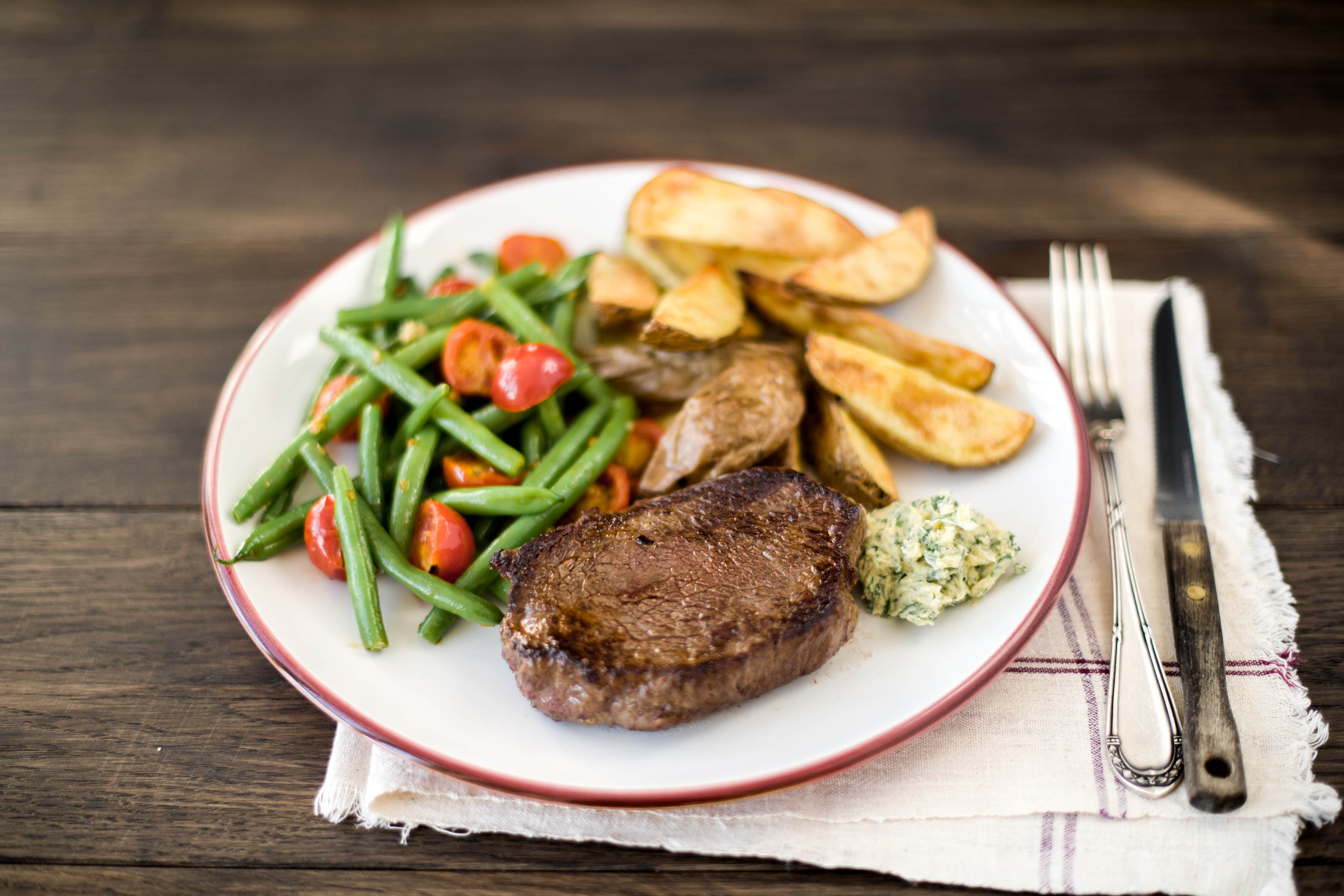 Rindfleisch mit Senf-Kräuter-Butter und knusprigen Kartoffelecken ...