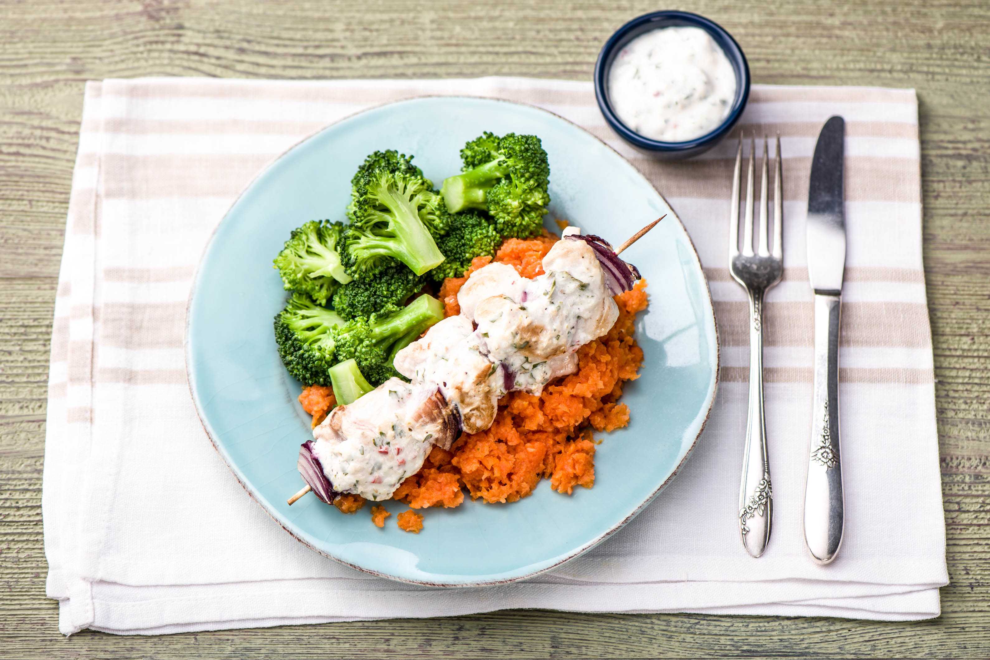 Leichte Kokos-Puten-Spieße mit Karotten-Ingwer-Püree Rezept | HelloFresh