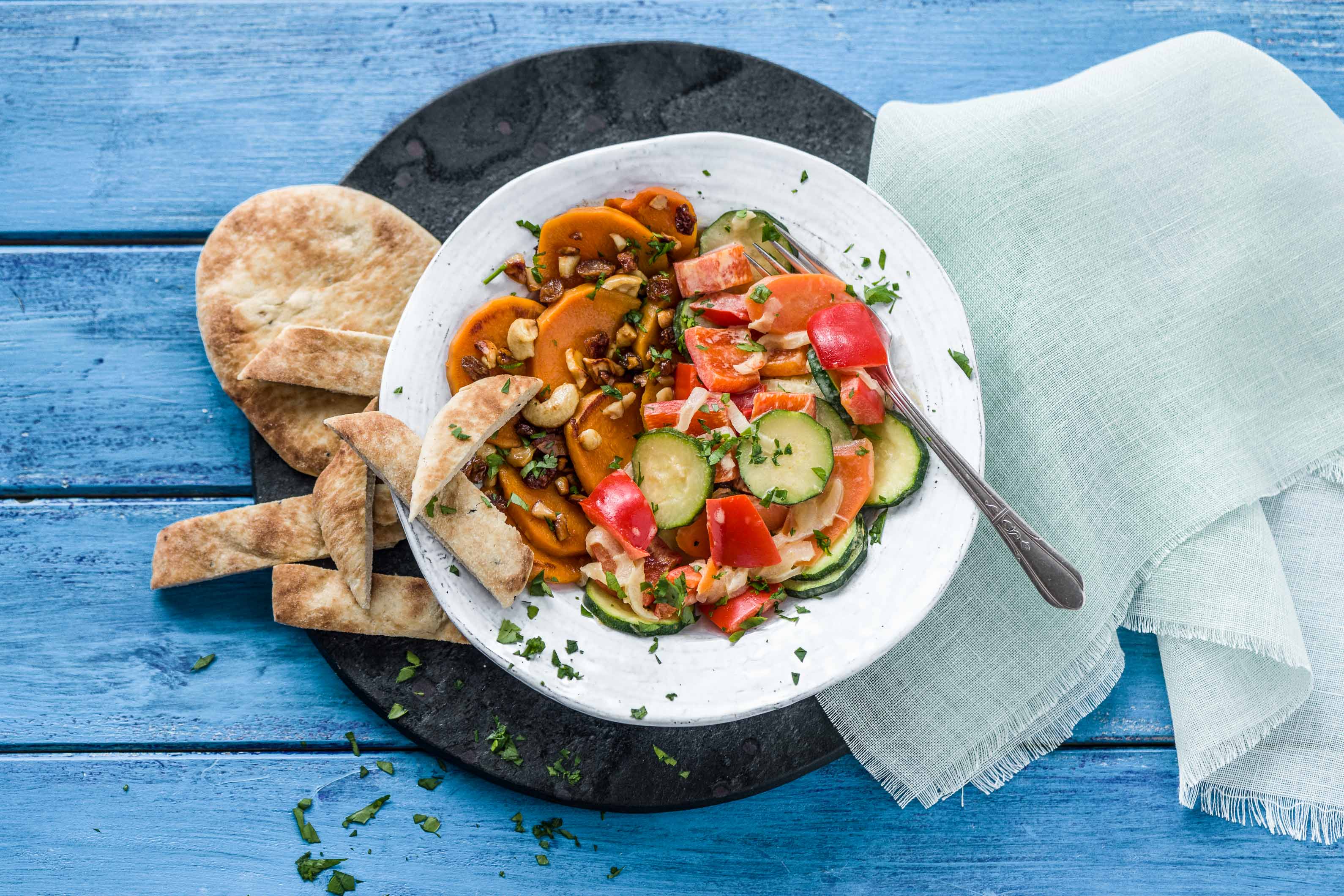 Orientalisch: Kokos-Gemüse-Curry mit Süßkartoffeln Rezept | HelloFresh