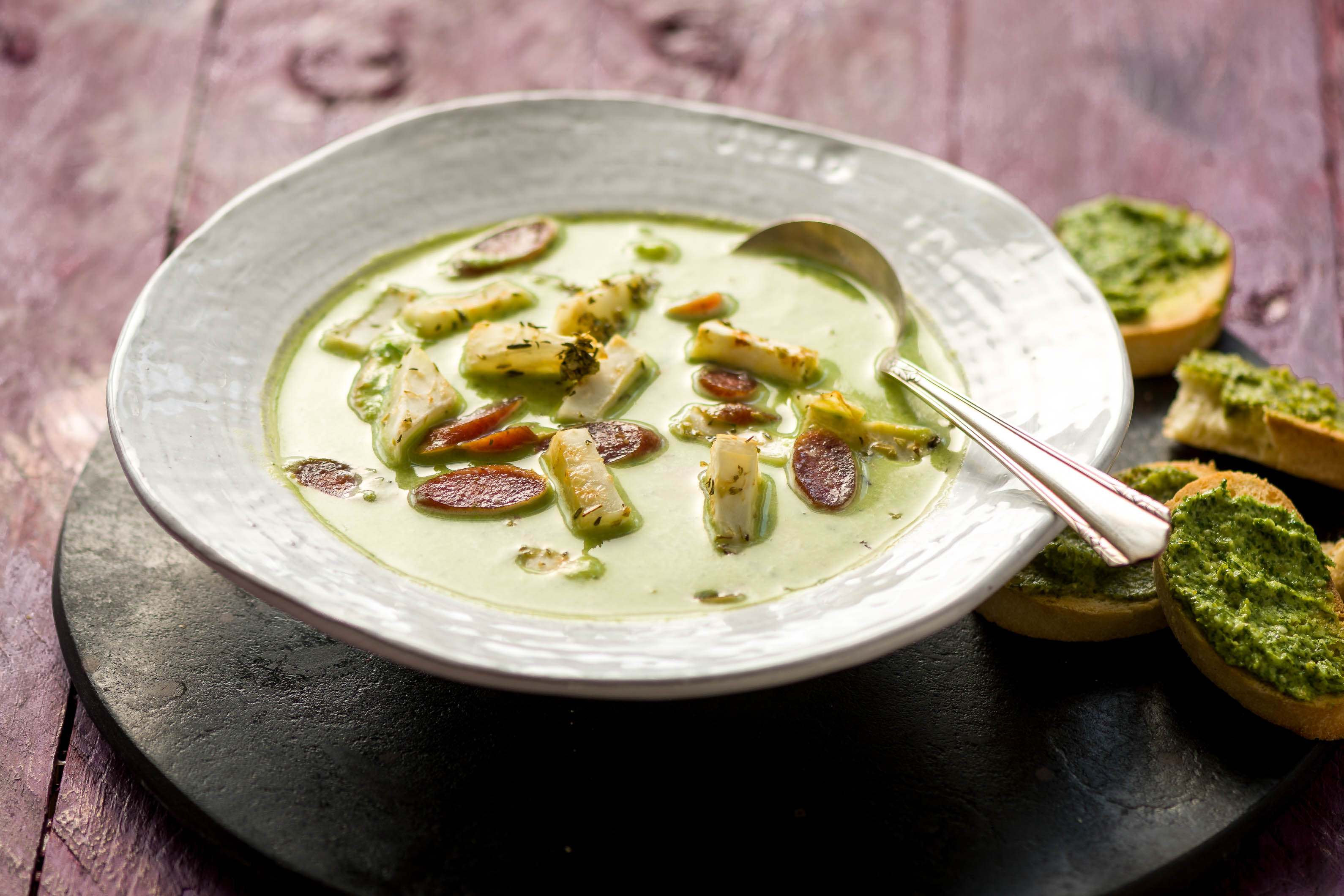 Grün trifft pikant: Cremige Erbsensuppe Rezept | HelloFresh