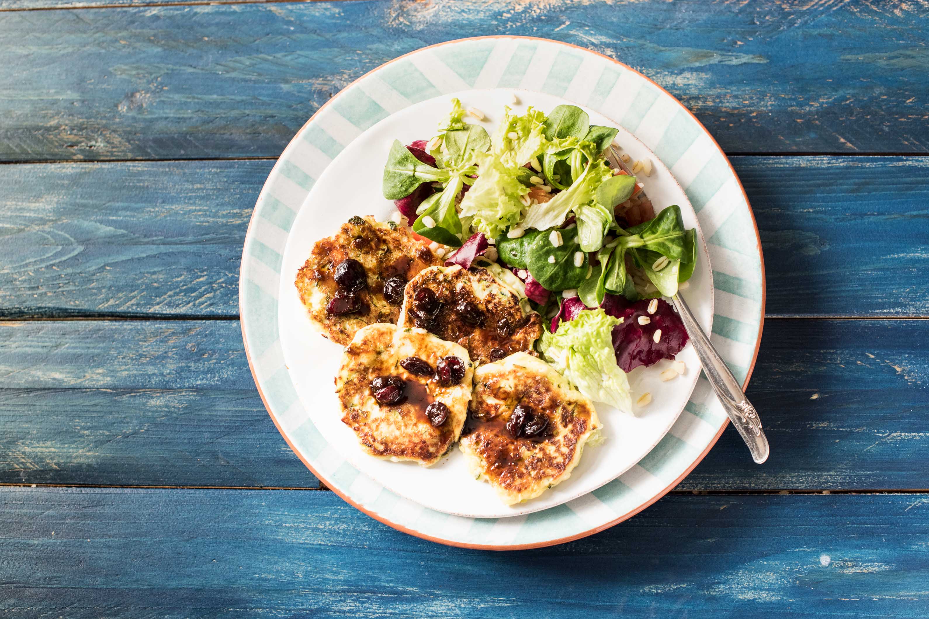 Türkische Zucchini-Puffer mit Cranberrysoße Rezept | HelloFresh