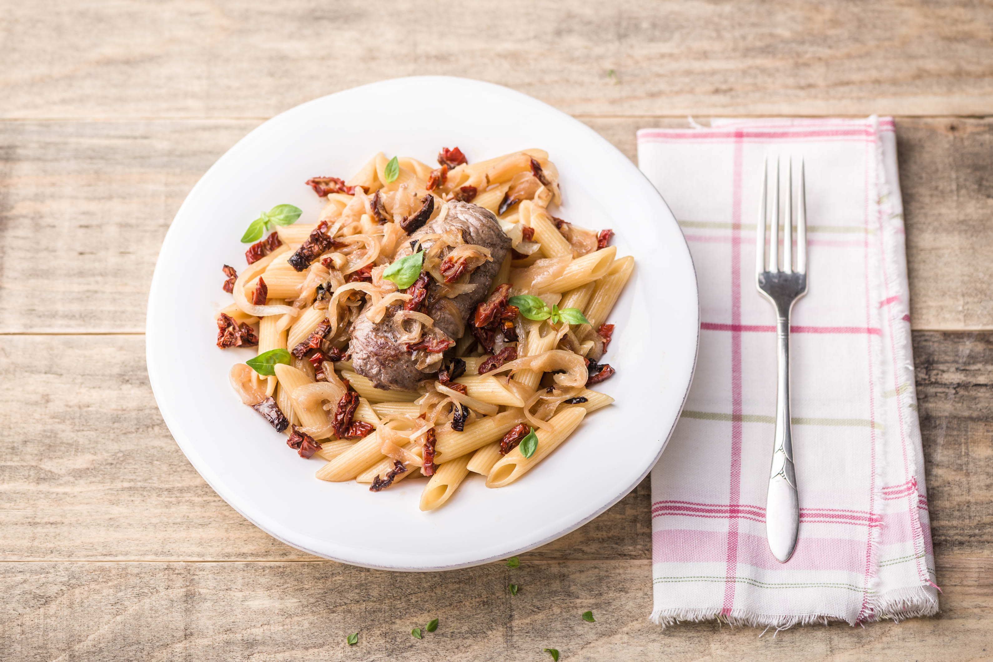 Gefüllte Rinds-Päckli in Tomaten-Zwiebel-Sauce Rezept | HelloFresh