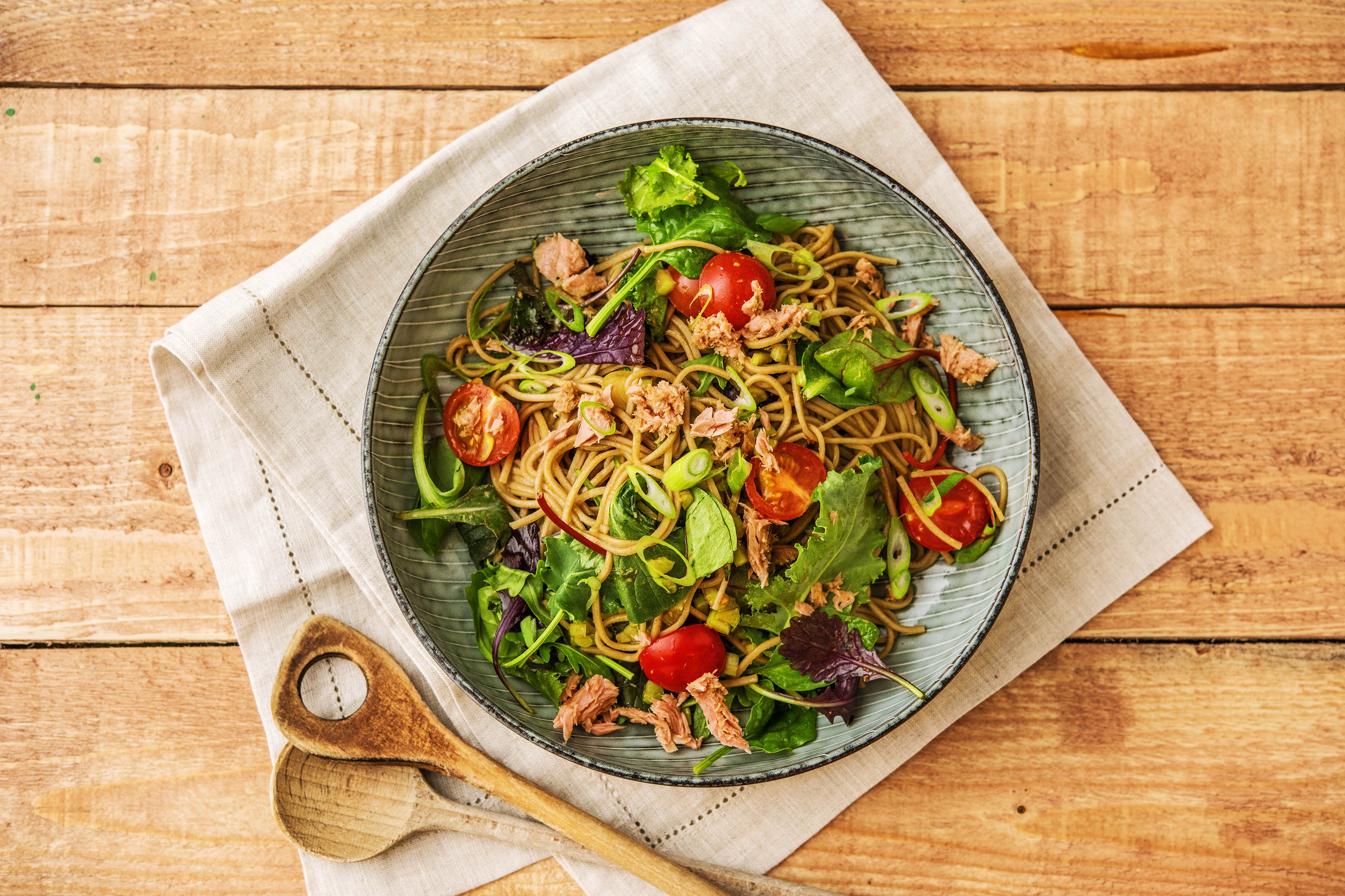 Lauwarmer Soba-Nudelsalat mit Thunfisch Rezept | HelloFresh