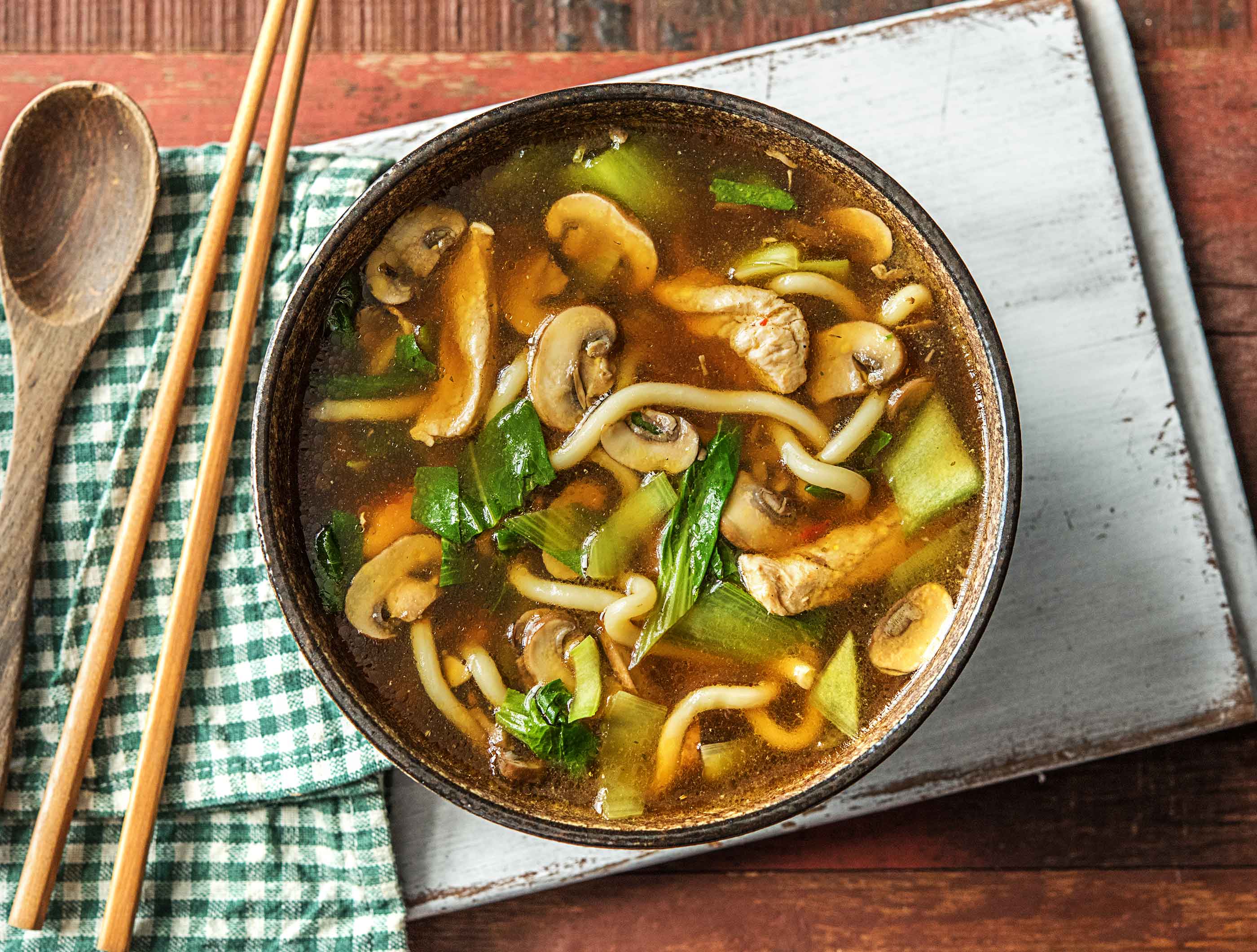 Wok de ramen, poulet yakitori et légumes - recette chinoise