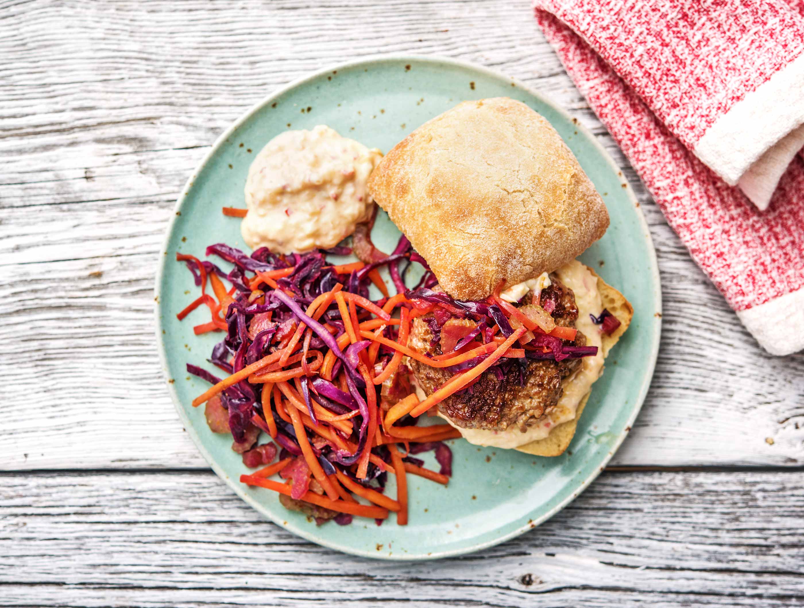Hamburger avec une sauce au yaourt piquante Recette HelloFresh
