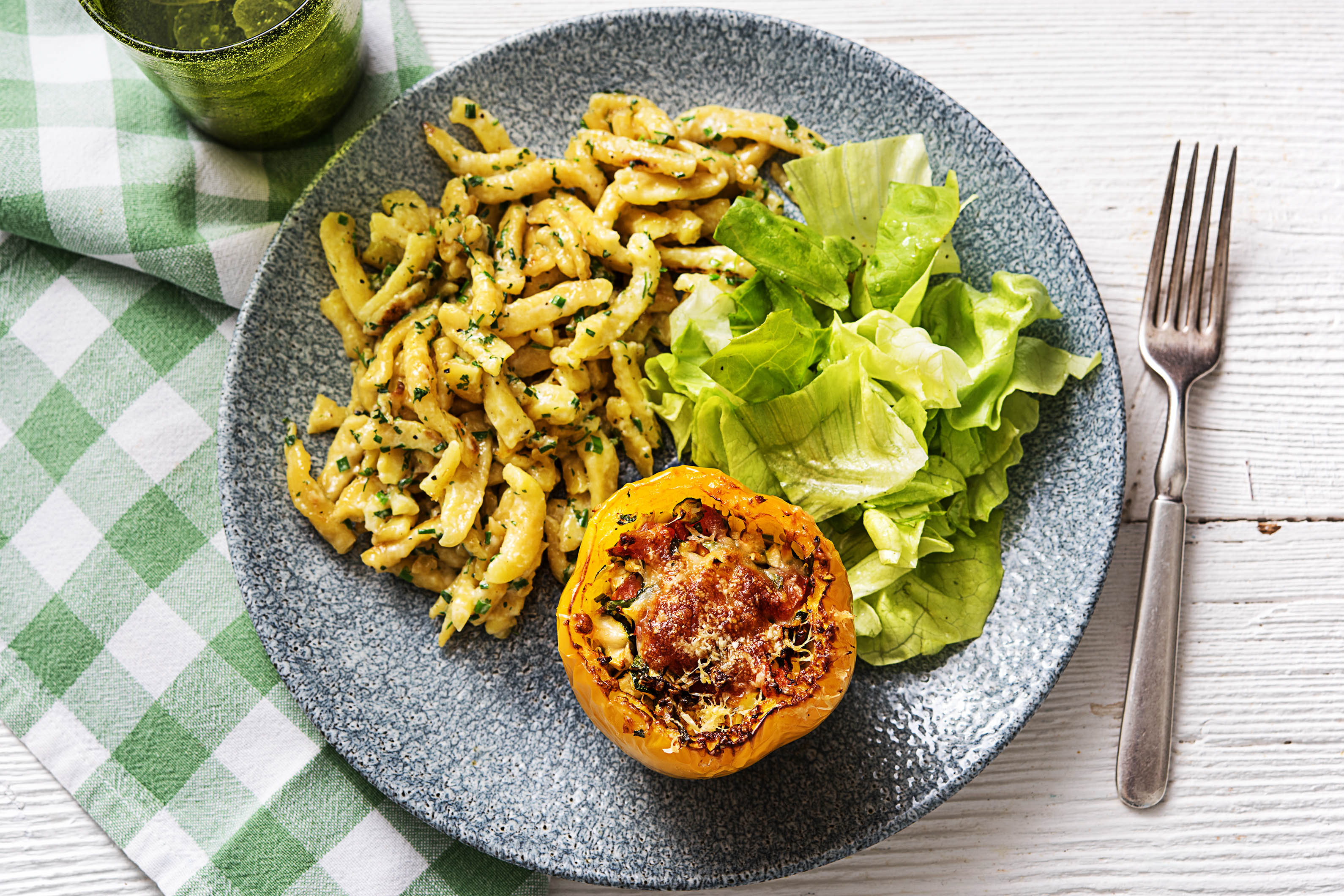 Herzhafte Kräuter-Käse-Spätzle Rezept | HelloFresh