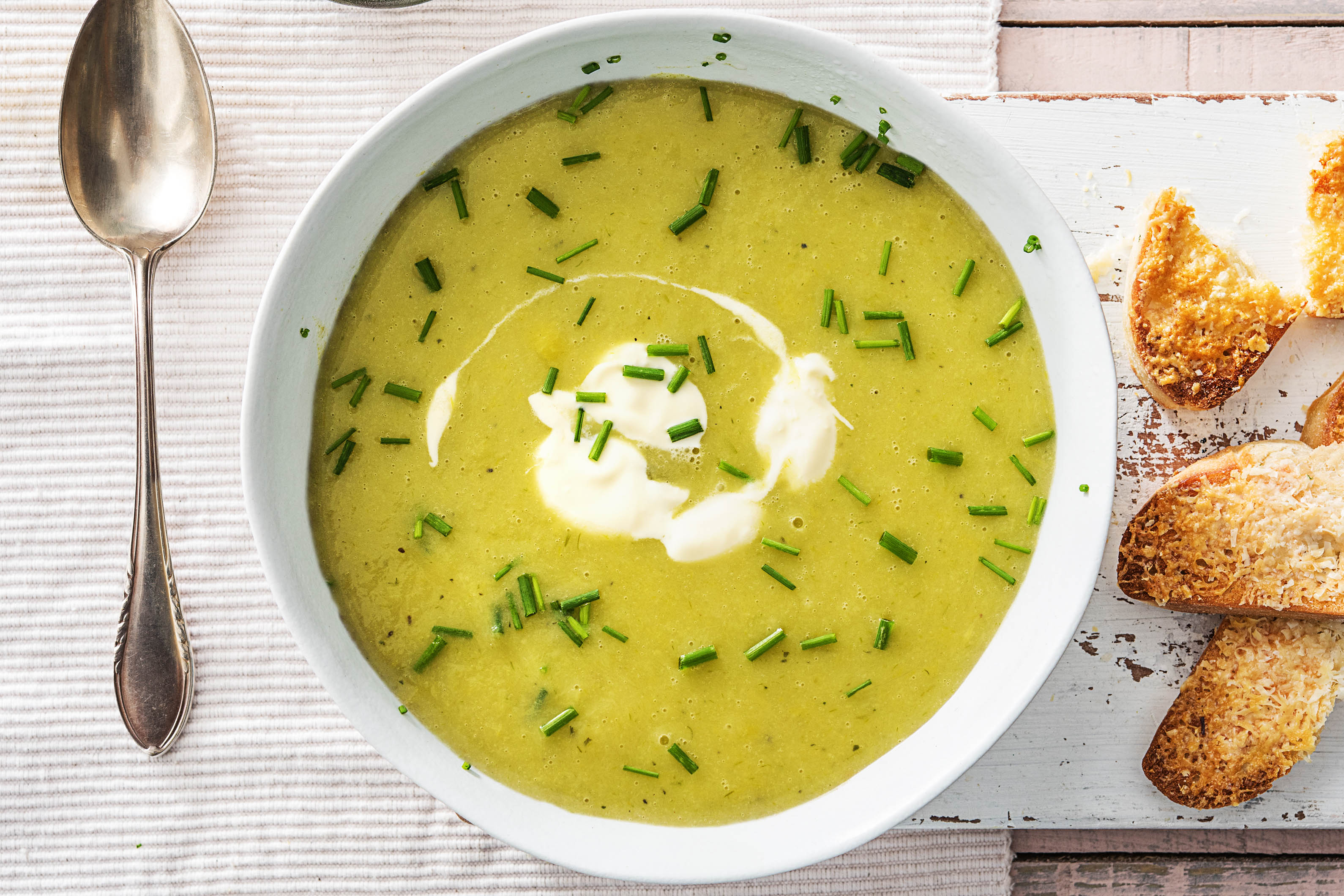 Soupe aux pommes de terre et au poireau avec de la cr me fra che Avec de la ciboulette et des