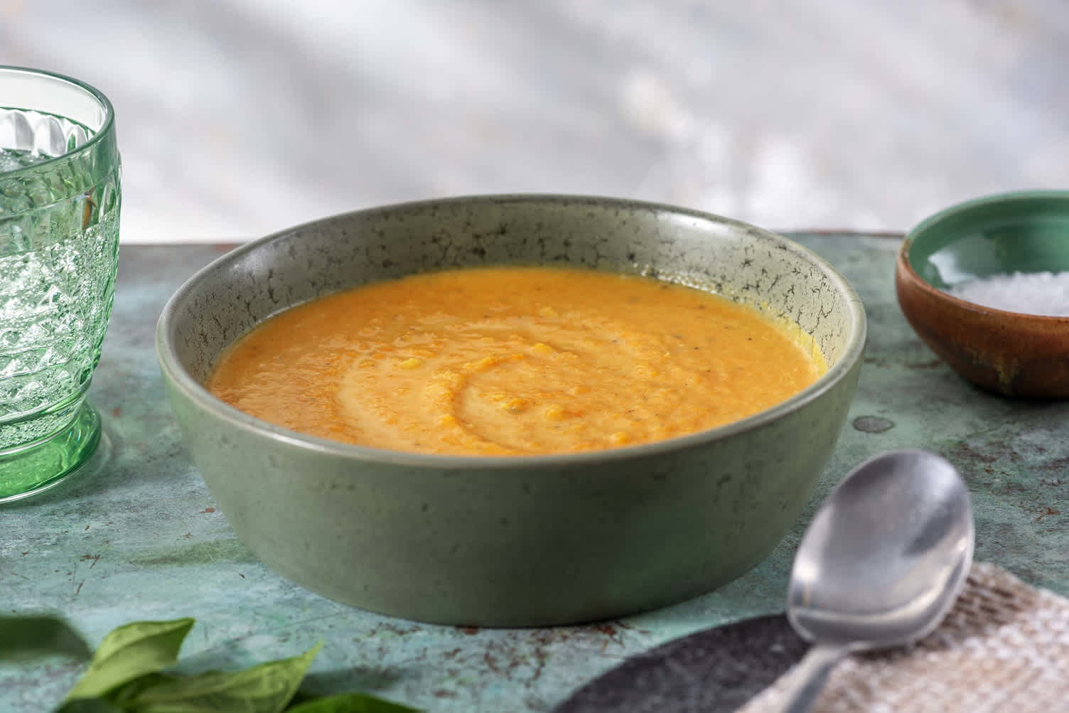 Tomaten-Linsen-Suppe mit Kräutern Rezept | HelloFresh