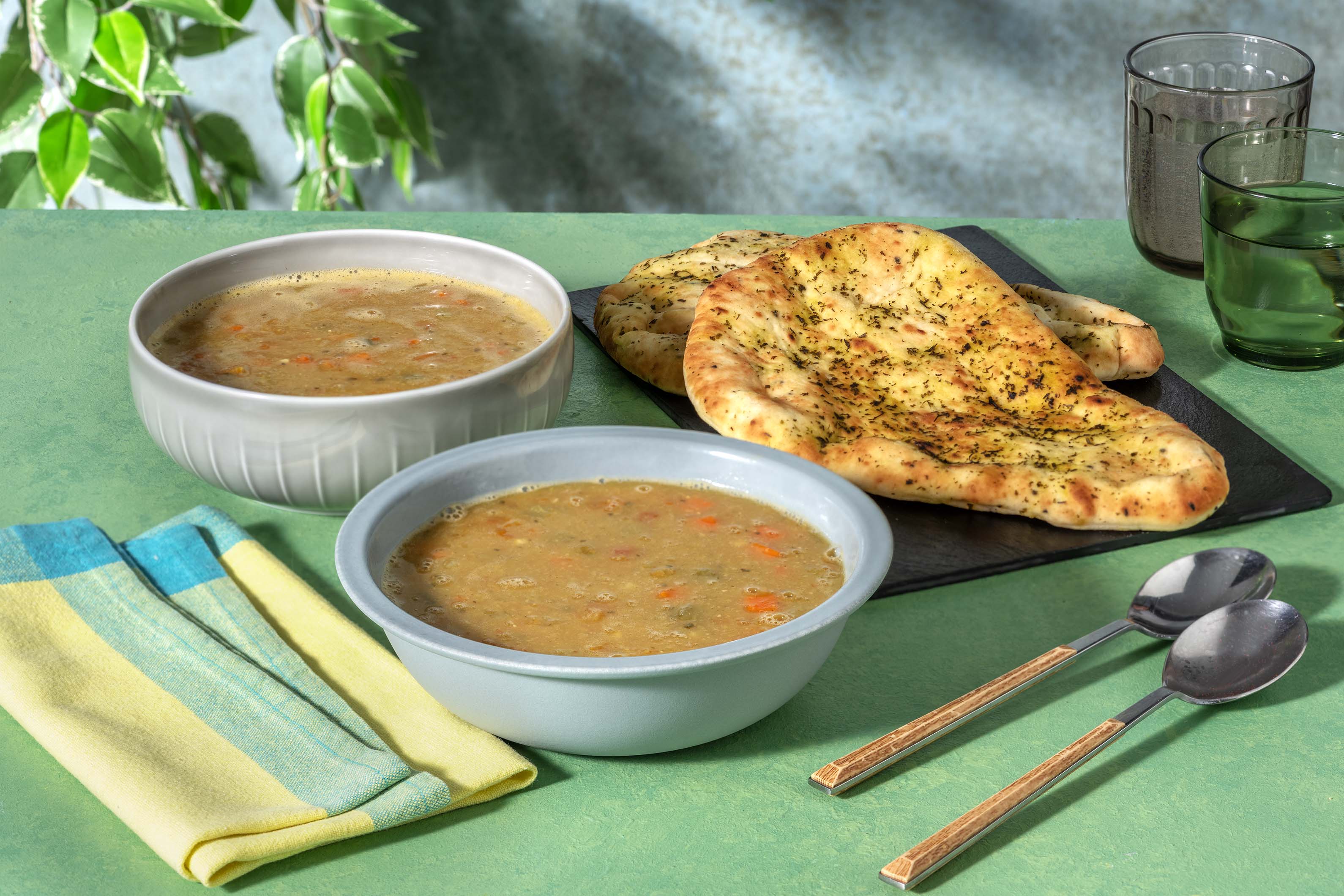 Soupe fraîche de pois chiches et pain naan aux aromates Recette ...