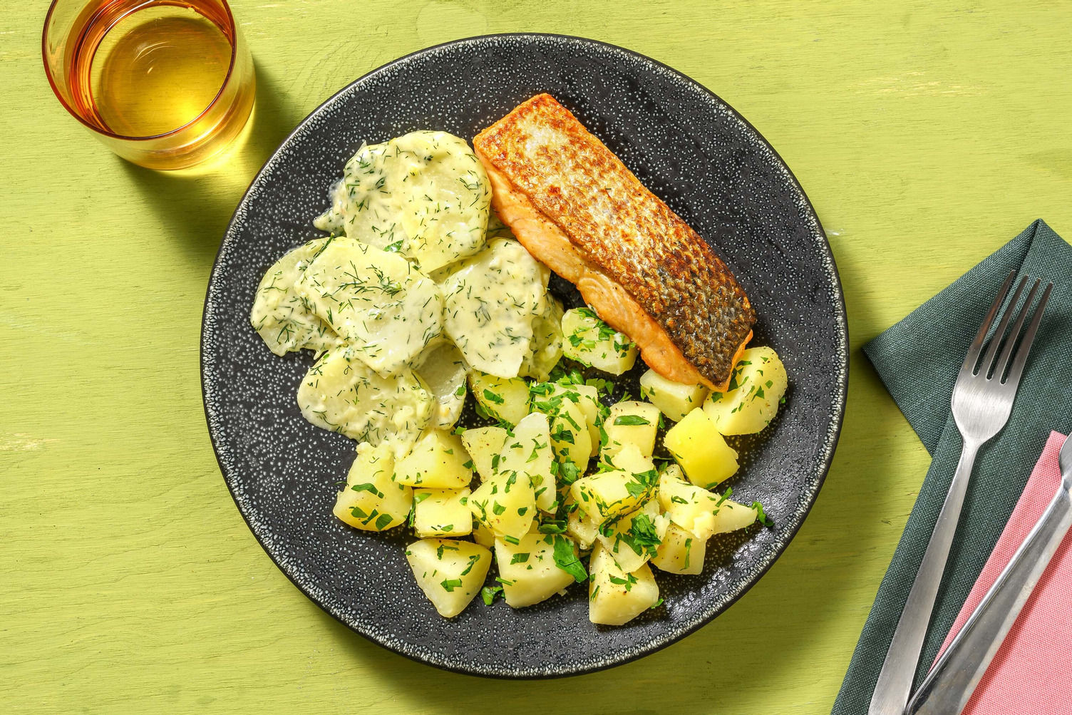 Gebratener Lachs mit Rahmkohlrabi Rezept | HelloFresh Gebratener Lachs mit Rahmkohlrabi Rezept | HelloFresh
