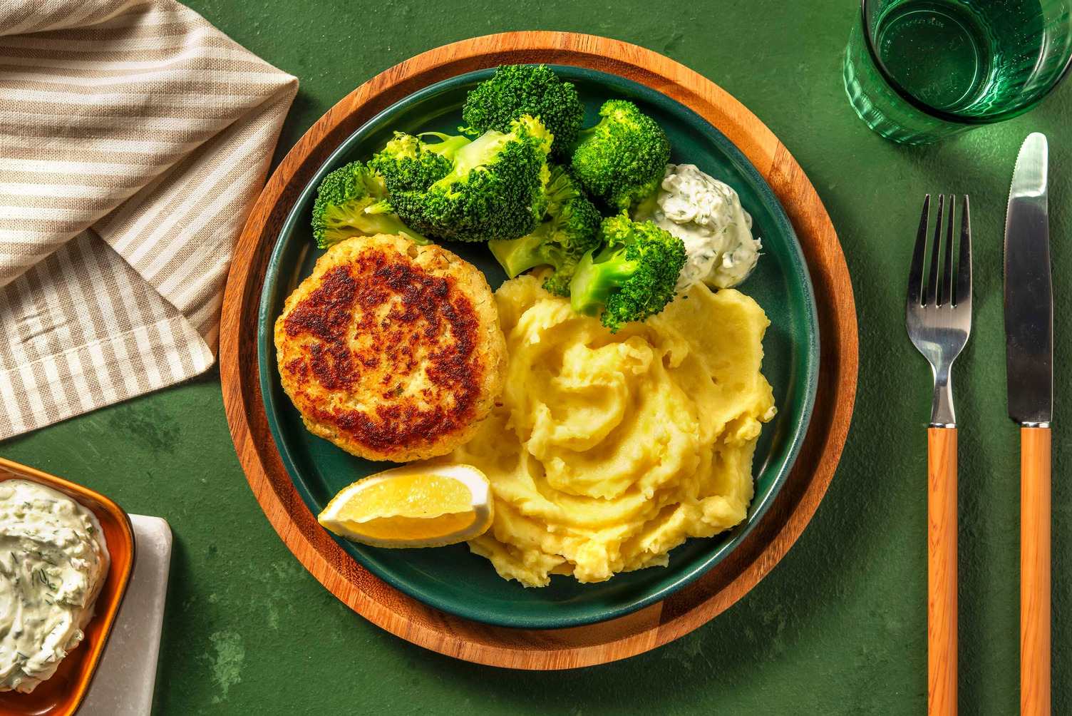 Selbst gemachte Fischfrikadelle mit Kartoffelpüree Rezept | HelloFresh