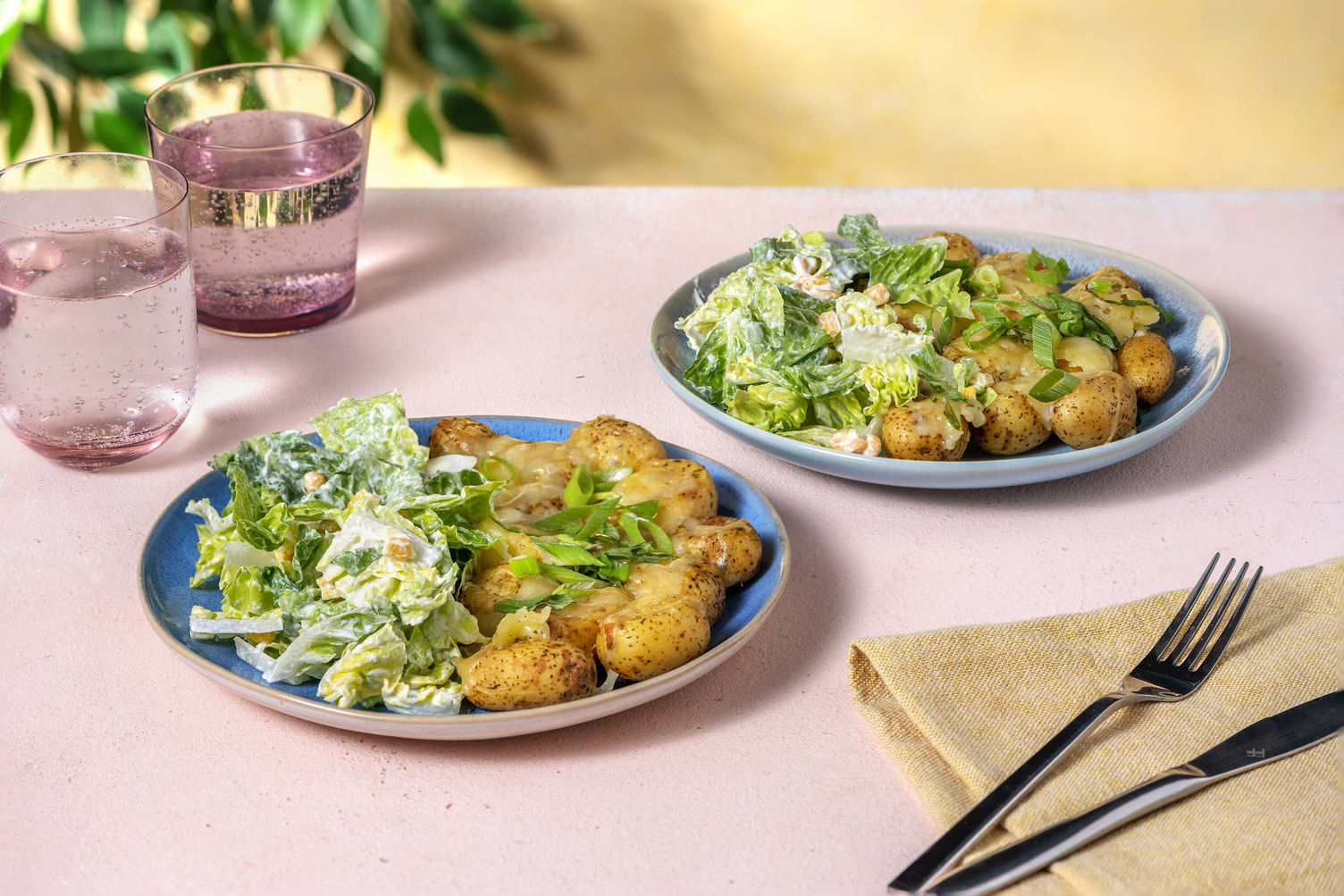 Cheesy Smashed Potatoes mit grünem Salat Rezept | HelloFresh