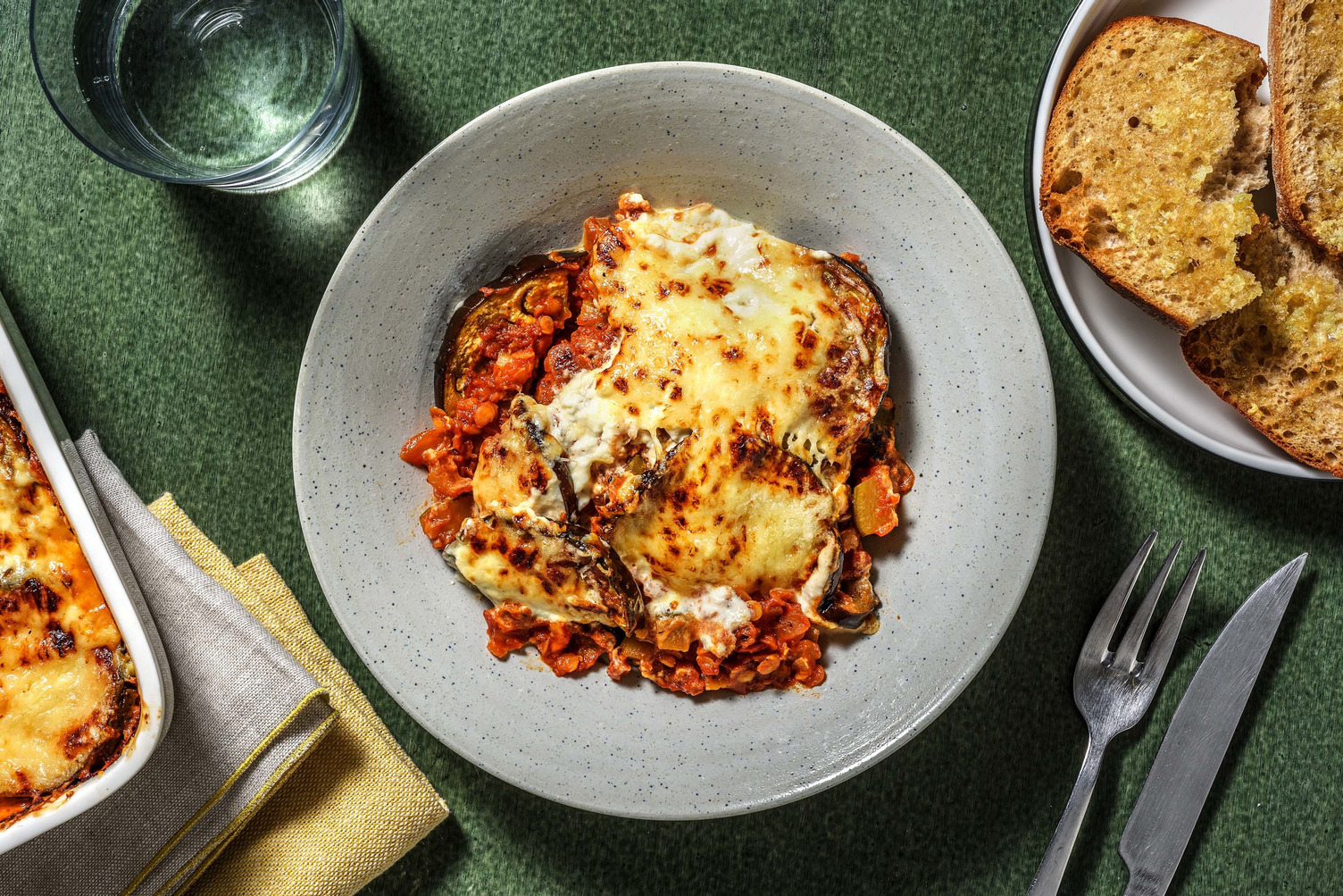 Vegetarische moussaka met knoflookbrood Recept | HelloFresh