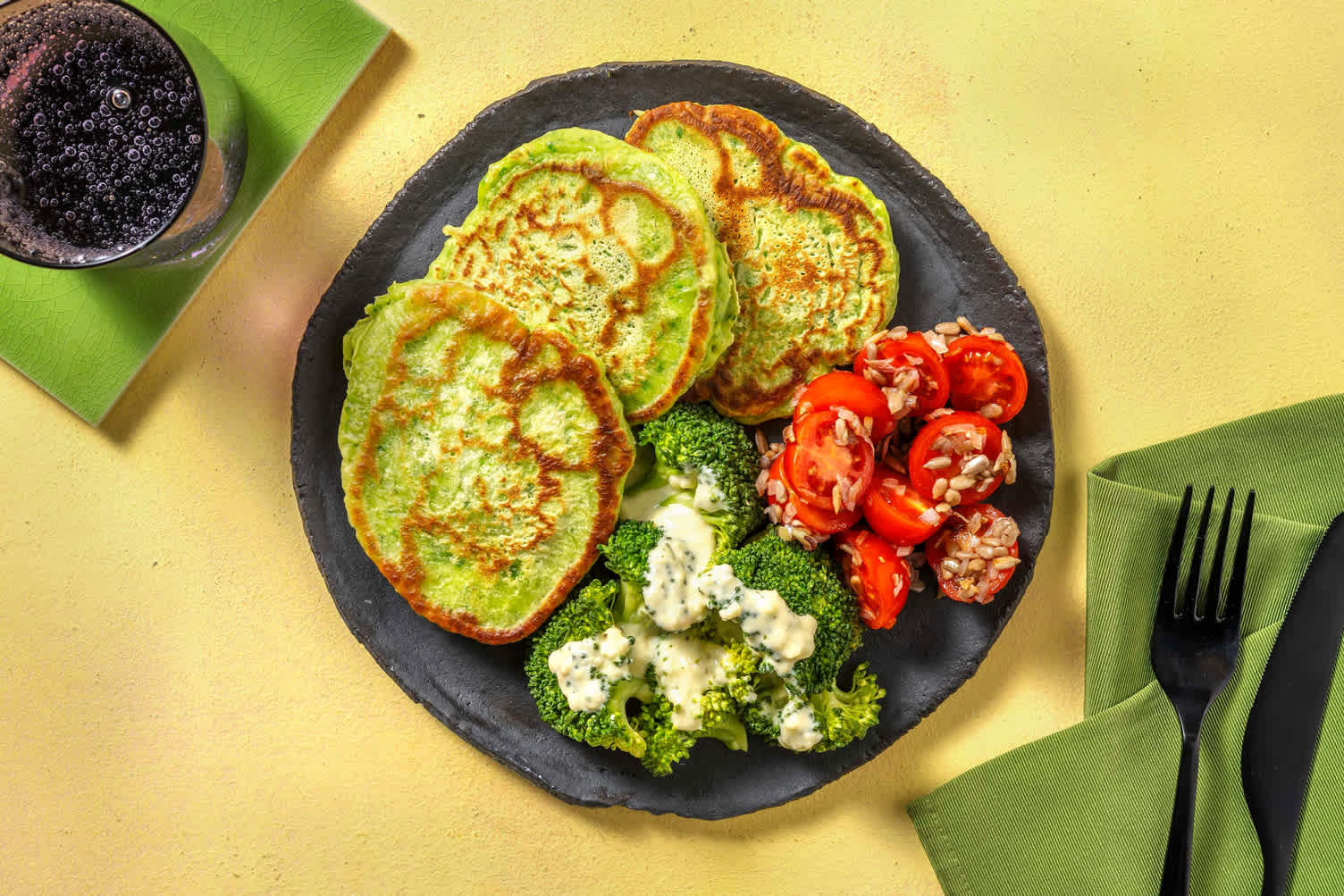 Grüne Pancakes mit Gartenkräutern Rezept | HelloFresh Grüne Pancakes mit Gartenkräutern Rezept | HelloFresh