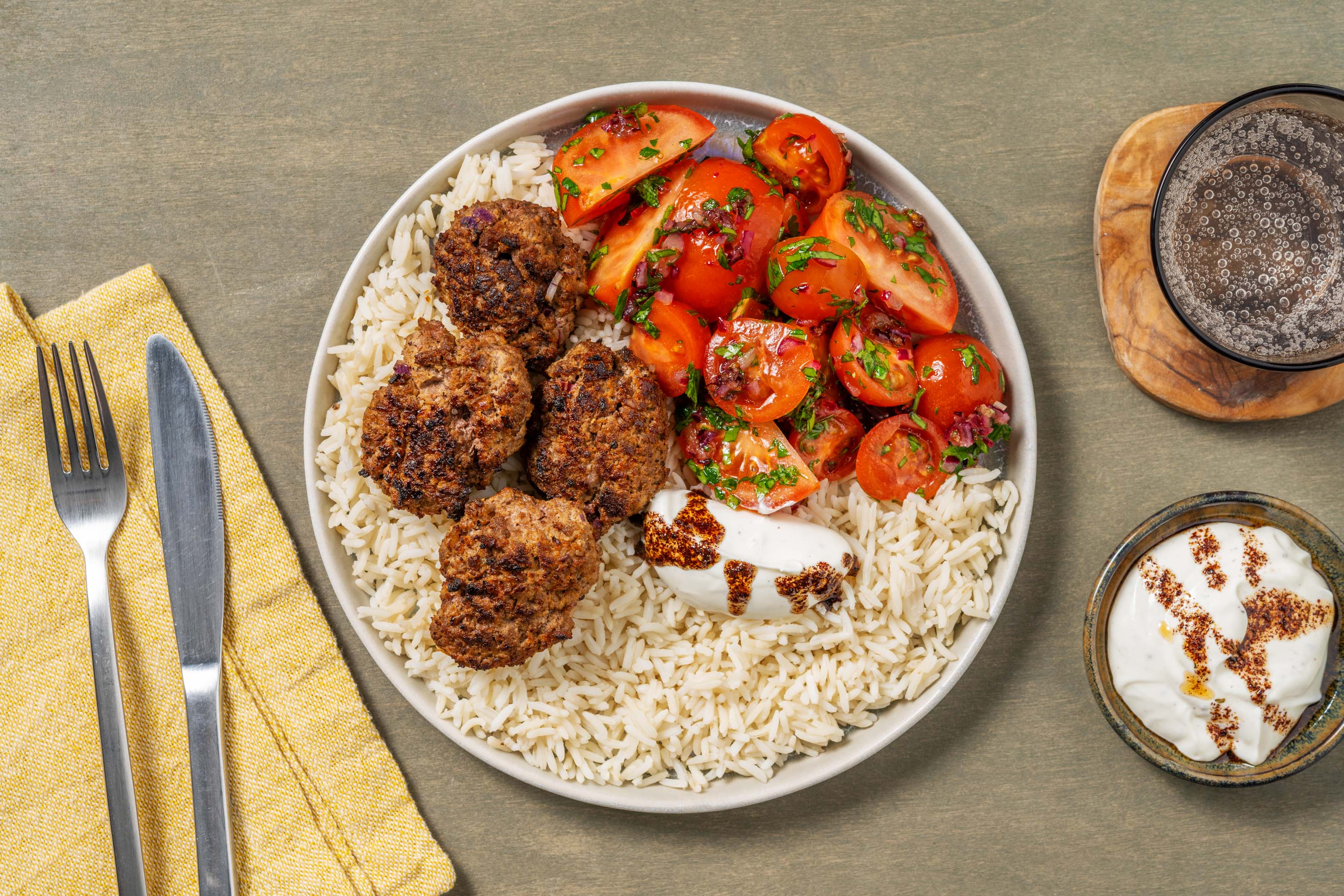 Hello Köfte! Türkische Frikadellen auf Kräuterreis Rezept | HelloFresh