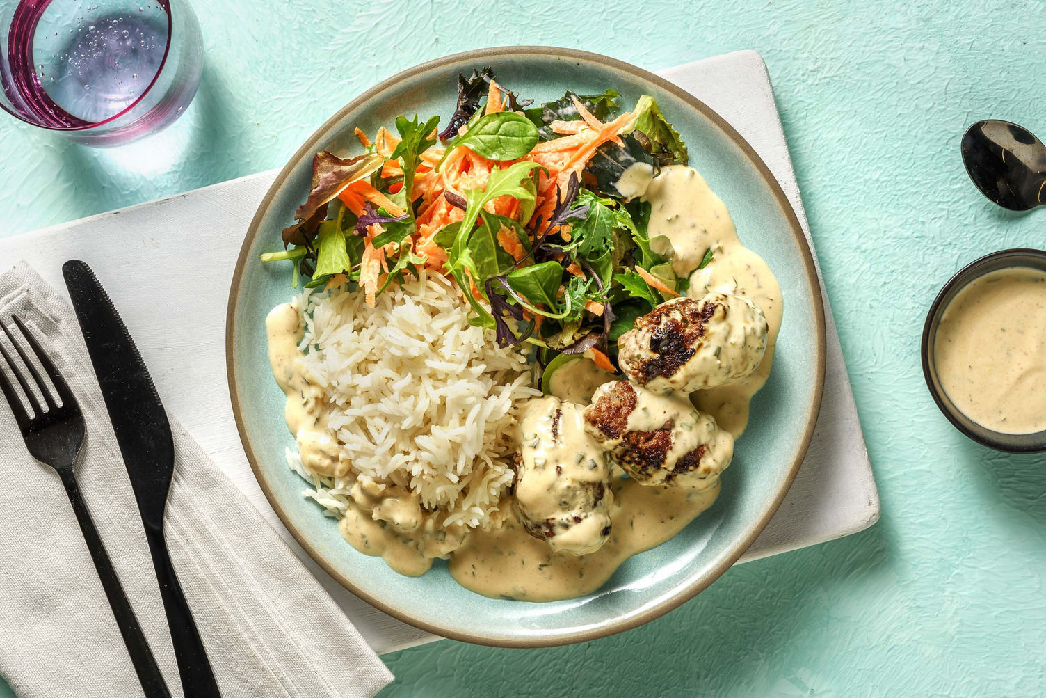 Bio-Rinderhack-Röllchen in Kräuter-Sahne-Soße Rezept | HelloFresh