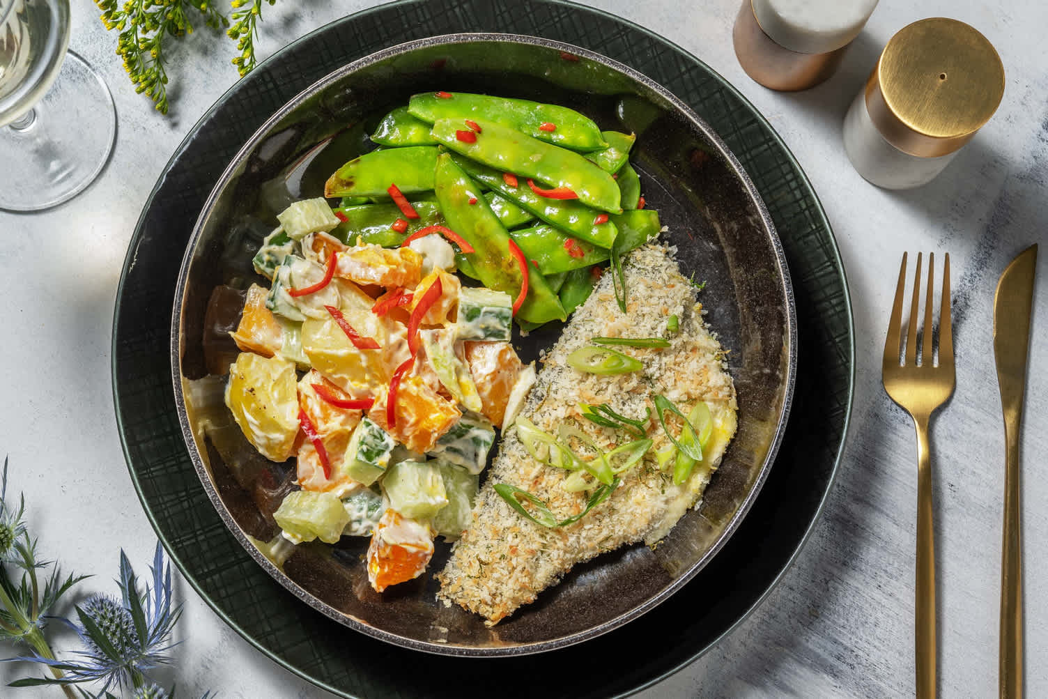 Heilbutt im Kokosmantel mit Mango-Kürbis-Salat Rezept | HelloFresh