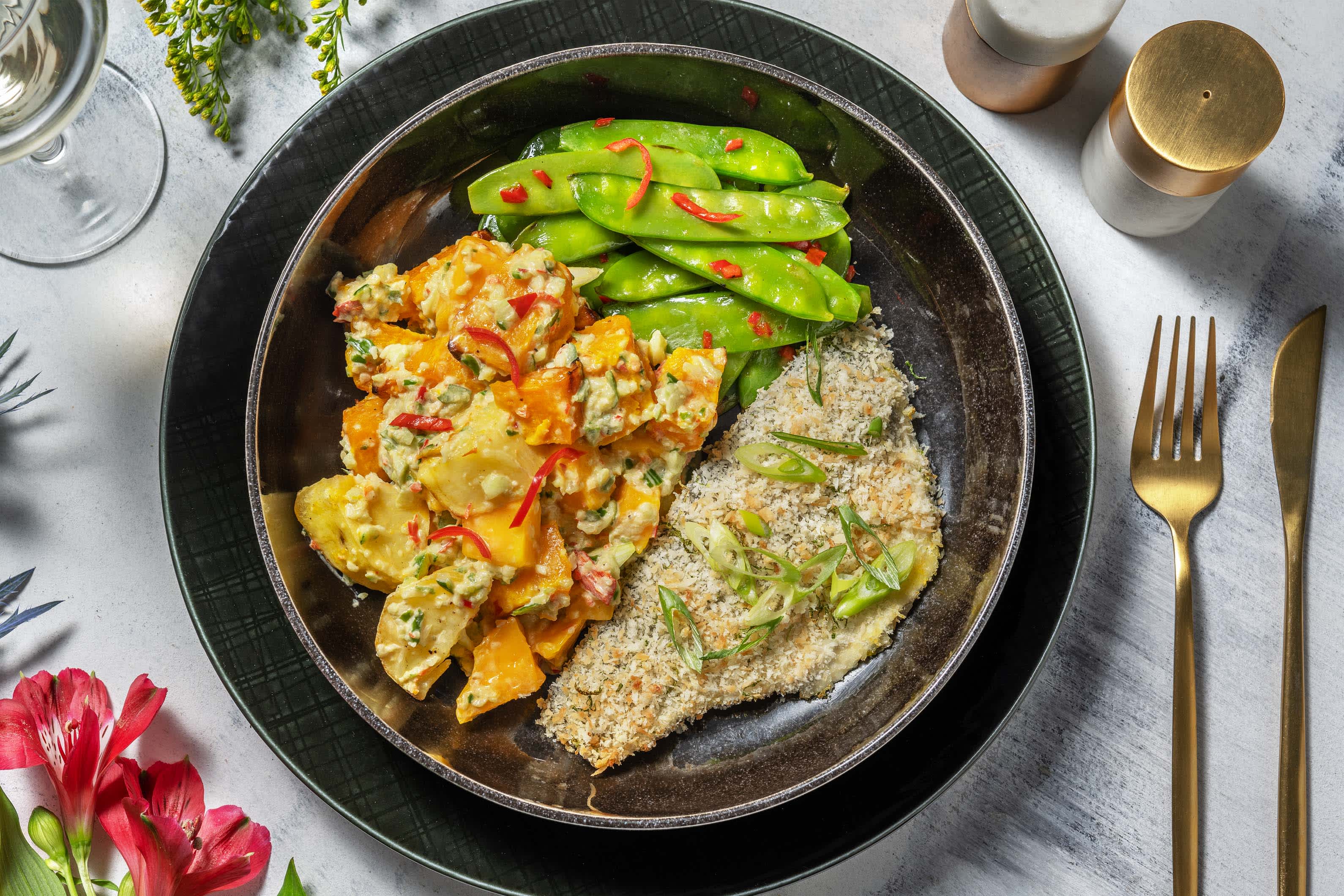 Heilbutt im Kokosmantel mit Mango-Kürbis-Salat Rezept | HelloFresh