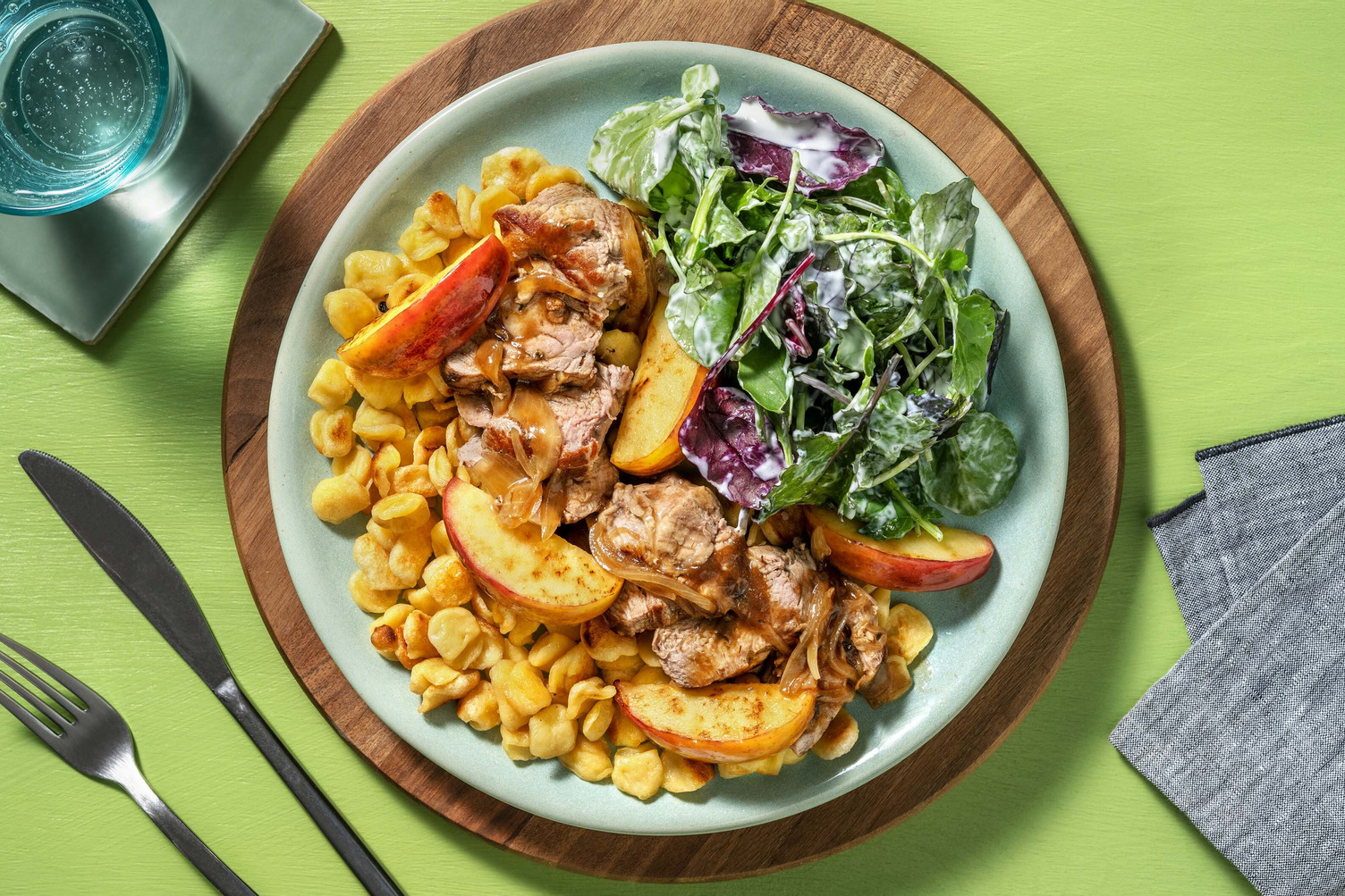 Schweinefilet mit Knöpfle und Zwiebelsoße Rezept | HelloFresh
