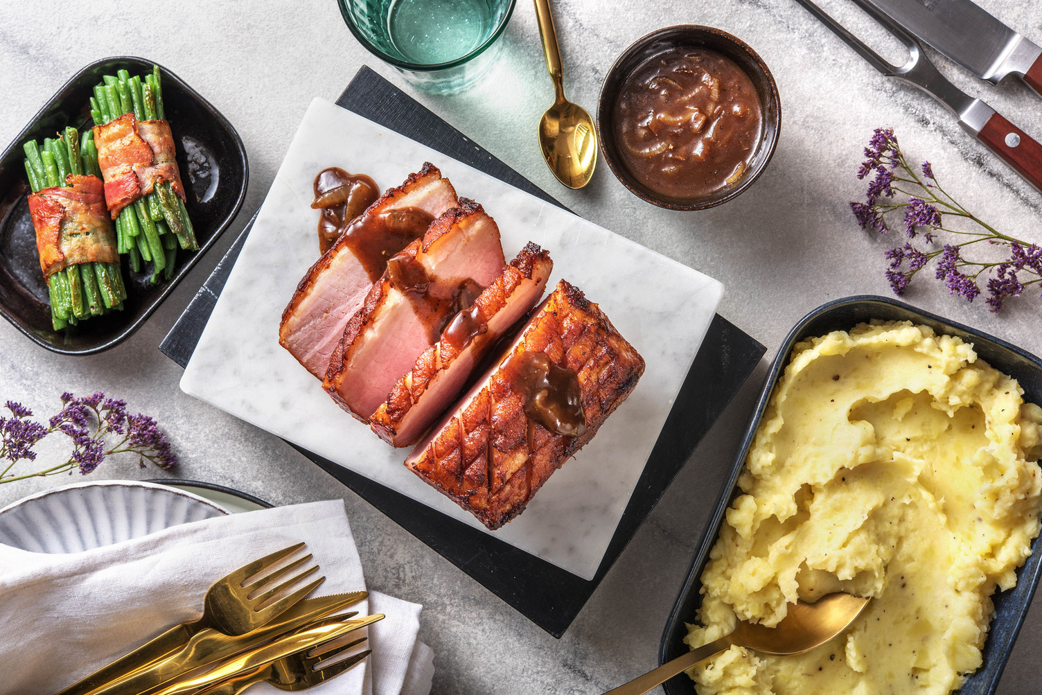 Krustenbraten mit dunkler Pflaumen-Zwiebel-Soße Rezept | HelloFresh